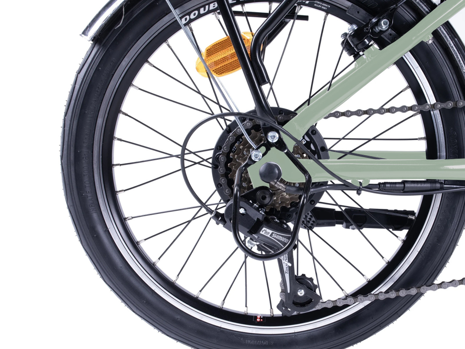 Nahaufnahme des grünen Hinterrads eines Fahrrads mit Kassette, Kette, Shimano-Schaltwerk und orangefarbenem Reflektor.