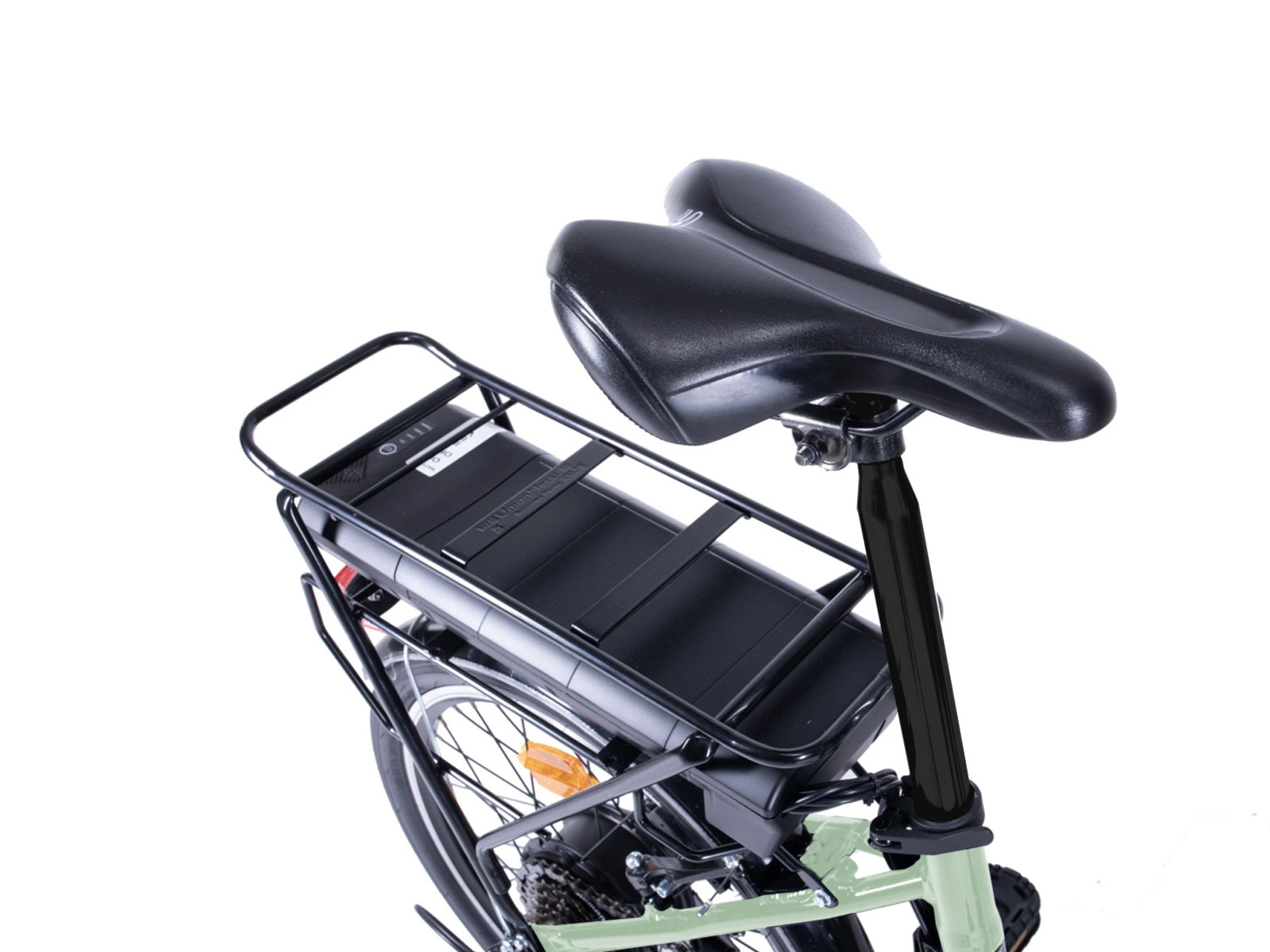 Schwarzer Fahrradsattel und Akku auf dem Gepäckträger eines grünen E-Bikes.