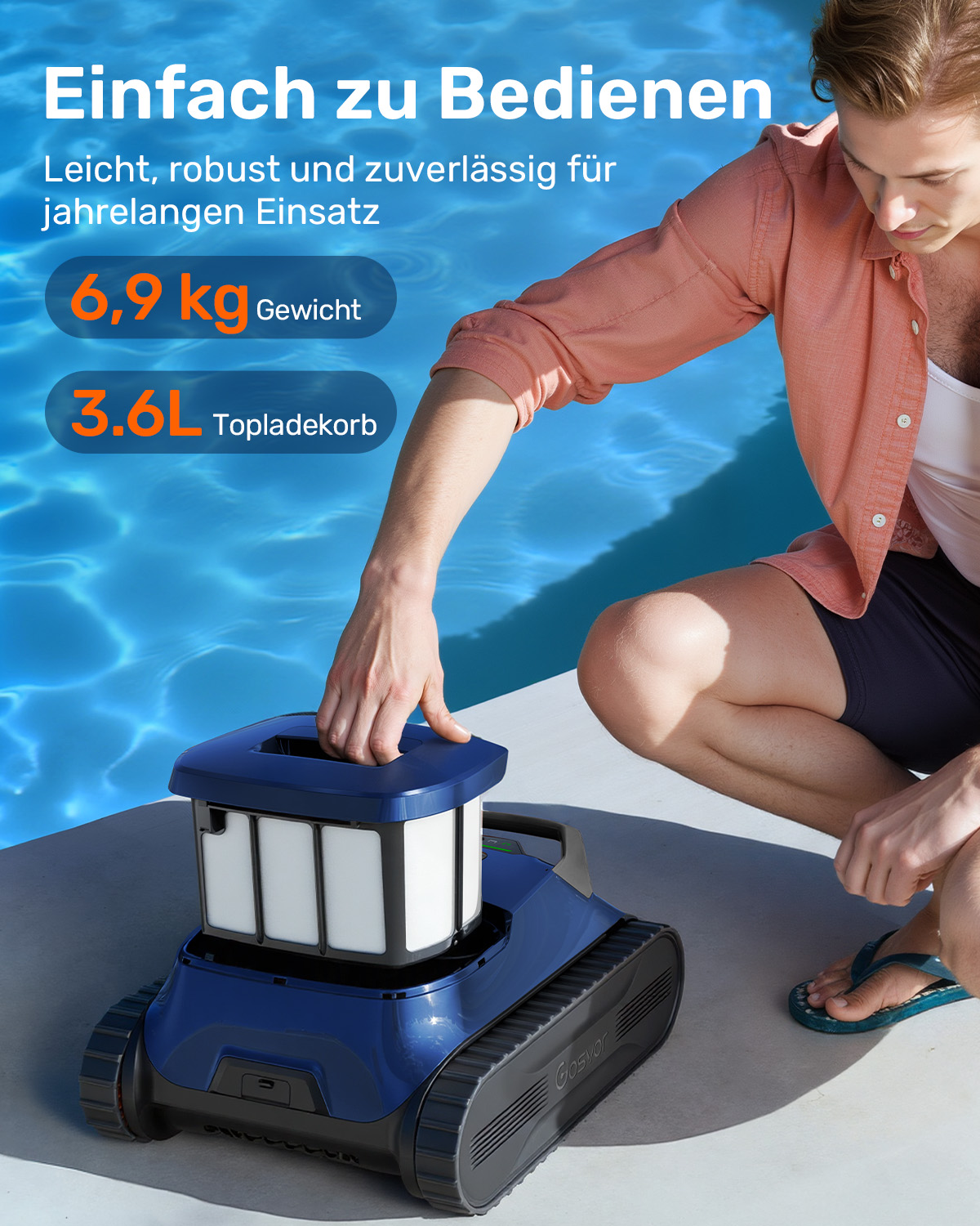 Ein Mann kniet am Poolrand und setzt den Filter in einen blauen Poolroboter ein. Textoverlays zeigen Produktdaten.
