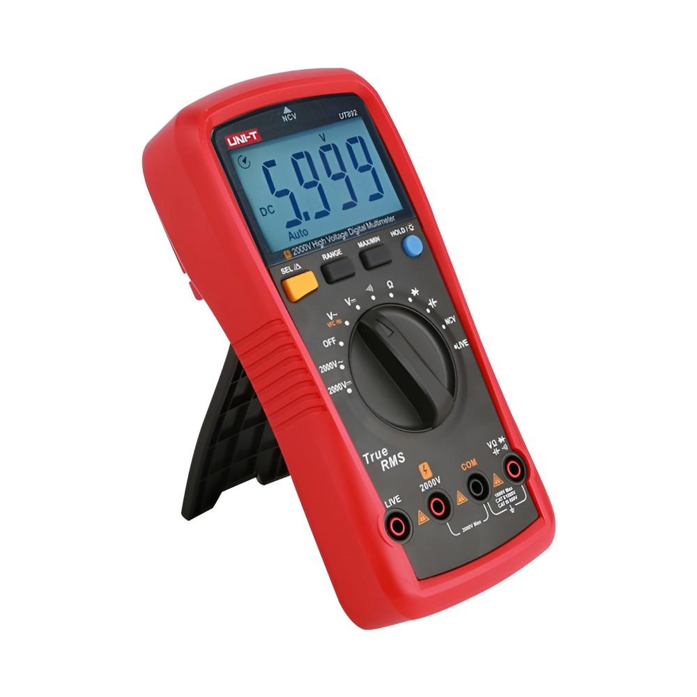 Kırmızı ve siyah dijital bir multimetre destek çubuğu üzerinde duruyor, ekranında 5.999 yazıyor.