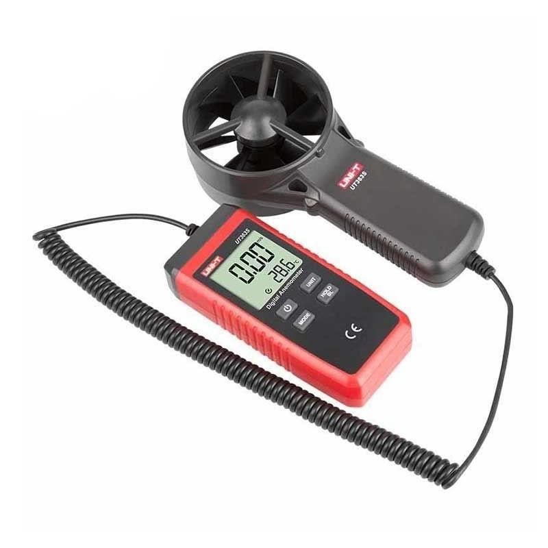 Siyah pervaneli ve kırmızı göstergeli dijital anemometre, spiral kabloyla bağlı.