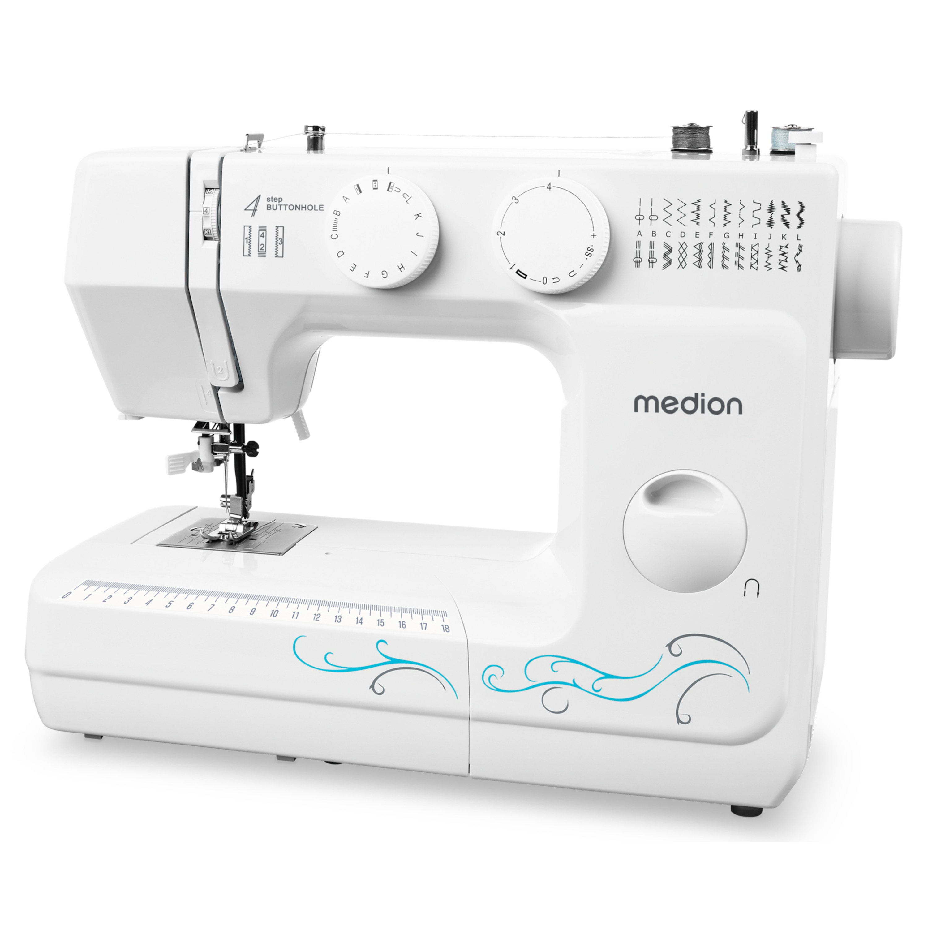 Eine weiße Medion Nähmaschine mit blauen Zierschnörkeln, Stichwahleinstellern und einem Lineal auf der Grundplatte.