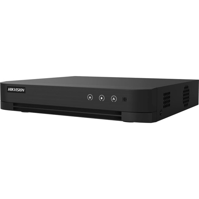 Beyaz arka plan önünde beyaz bir yüzey üzerinde siyah bir Hikvision ağ video kaydedicisi.