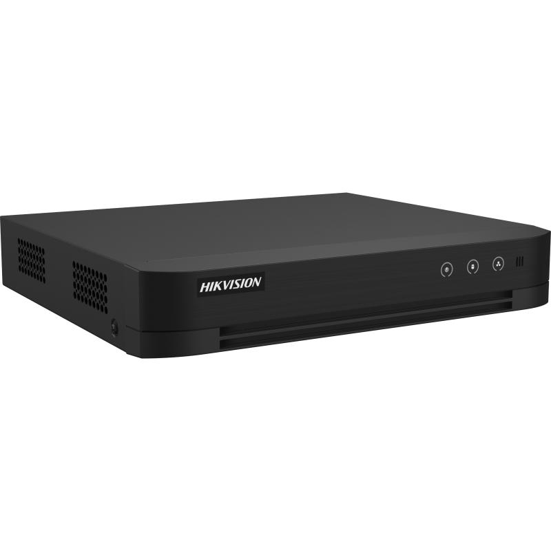 Beyaz arka planda havalandırma delikli ve gösterge ışıklı siyah Hikvision güvenlik kayıt cihazı kutusu.