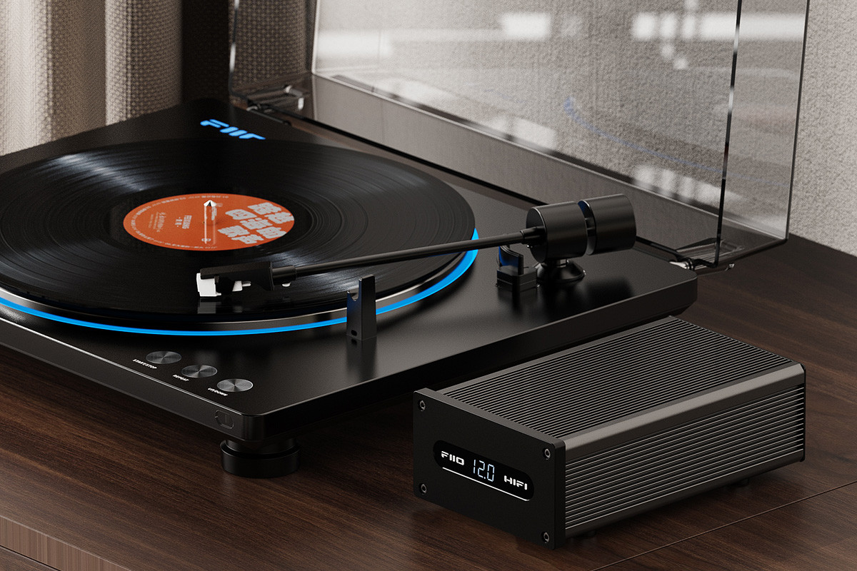 Un tocadiscos negro con un borde brillante azul y un amplificador en madera.
