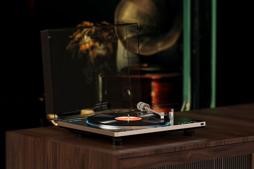 Un tocadiscos moderno con un disco de vinilo en una mesa de madera, con luz azul y cubierta abierta.