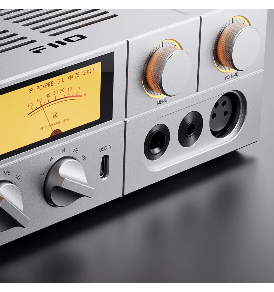 Primer plano de un amplificador de audio plateado con pantalla digital amarilla, perillas, puerto USB y conectores.