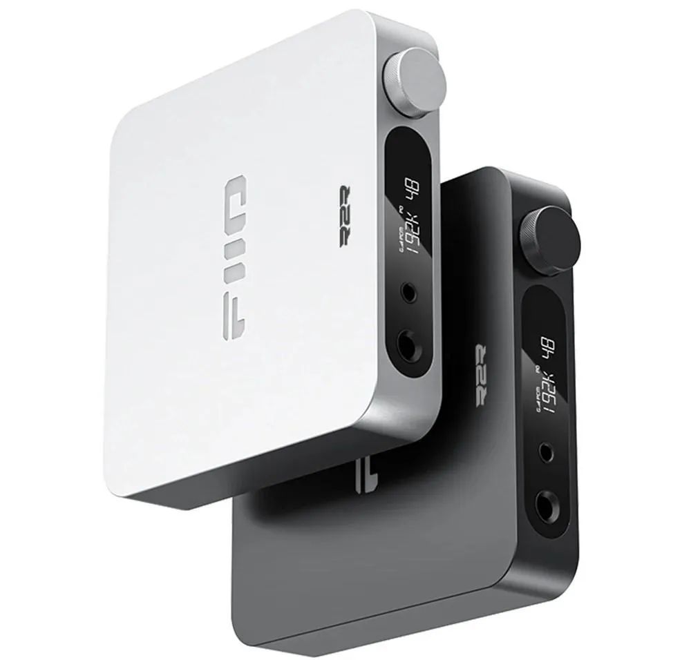 Dos dispositivos de audio FiiO portátiles en plata y negro, con pantallas y perillas sobre fondo blanco.