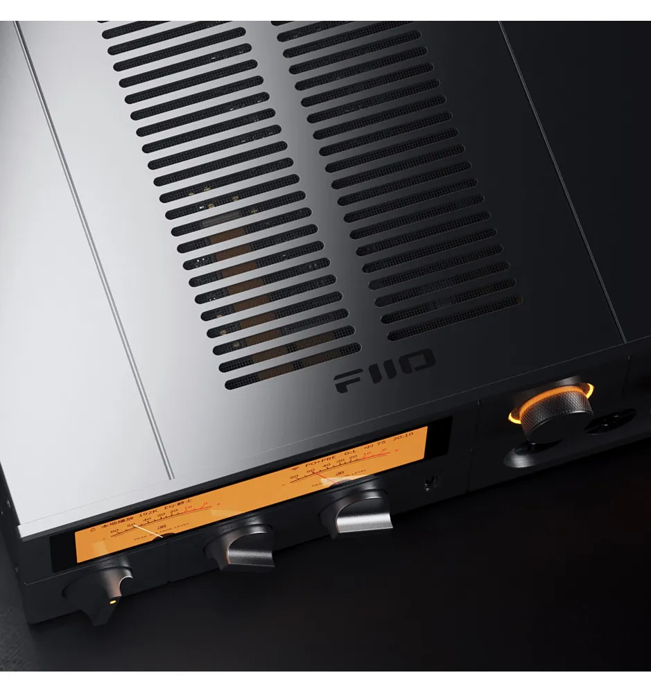 Dispositivo de audio FiiO negro con pantalla naranja, perillas de control y ranuras de ventilación.