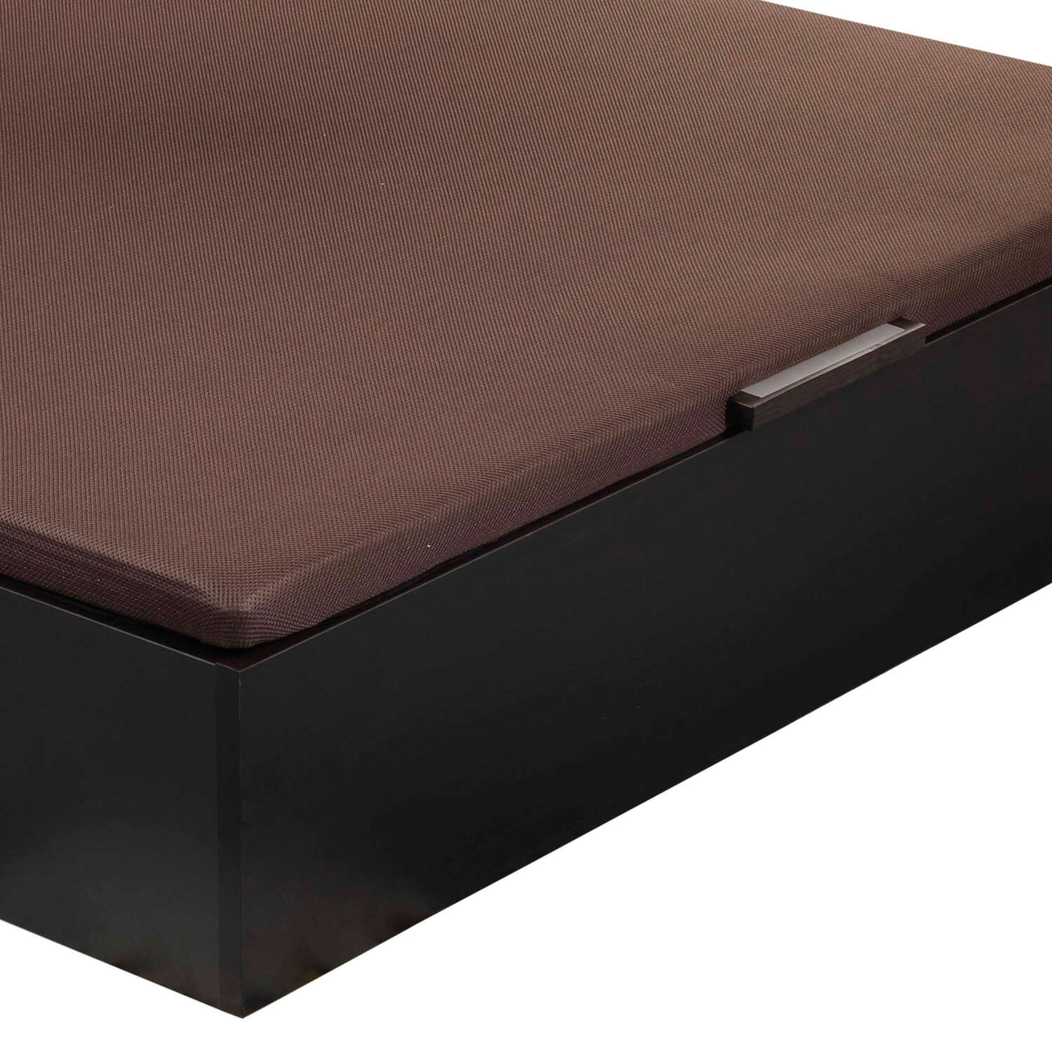 Una cama marrón con marco negro y un pequeño tirador.