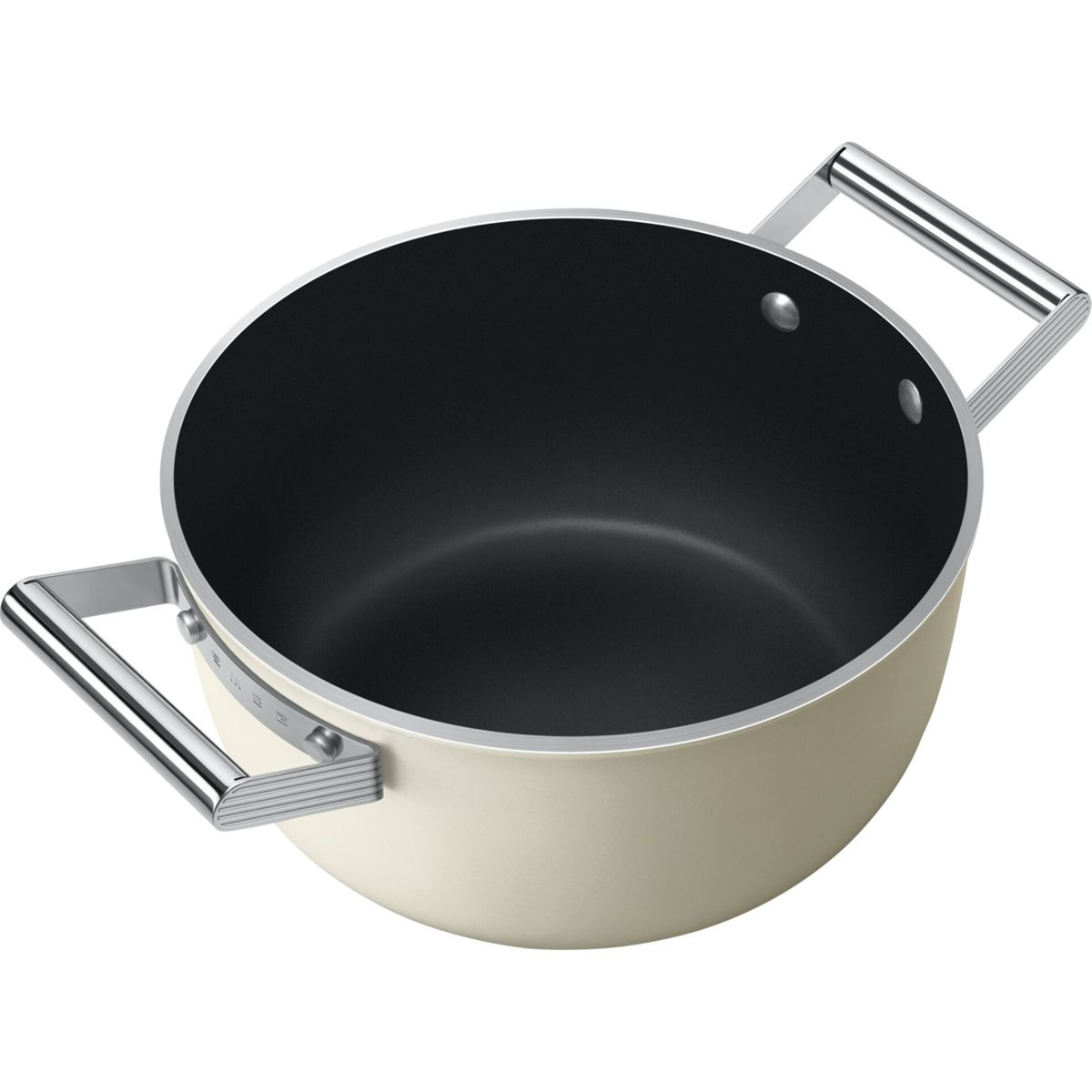 Beyaz arka planda siyah yapışmaz kaplamalı ve gümüş metal kulplu bej renkli pişirme tenceresi.