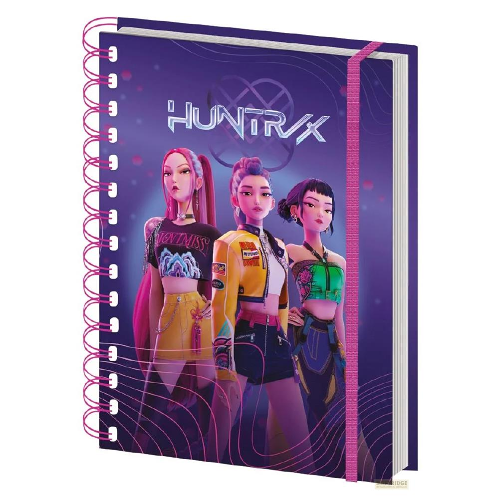 Ein lilafarbener Spiralblock mit drei animierten Frauen auf dem Cover und dem Schriftzug HUNTR/X.