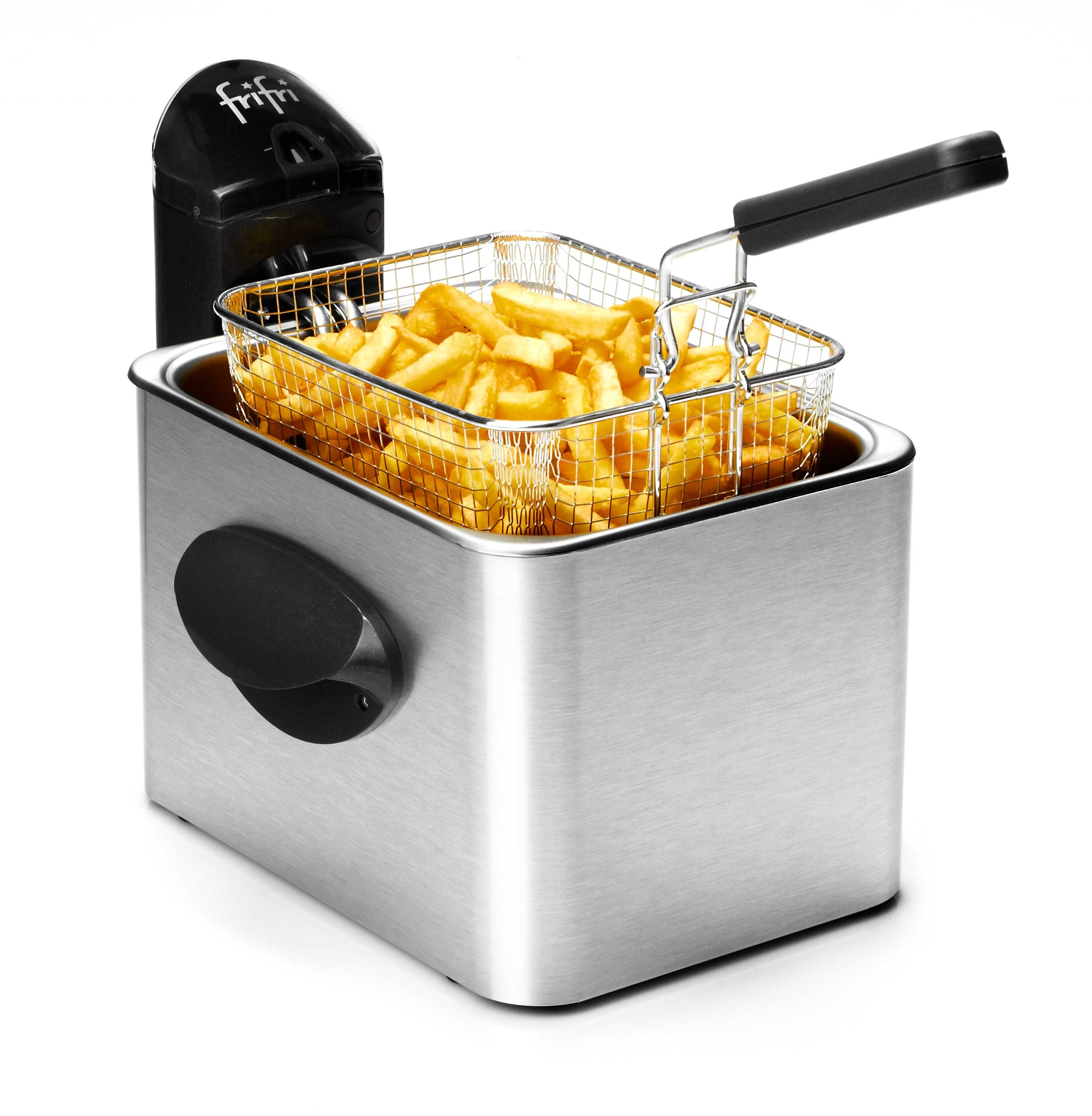 Una friggitrice argentata con un cestello pieno di patatine fritte dorate e manico nero su sfondo bianco.
