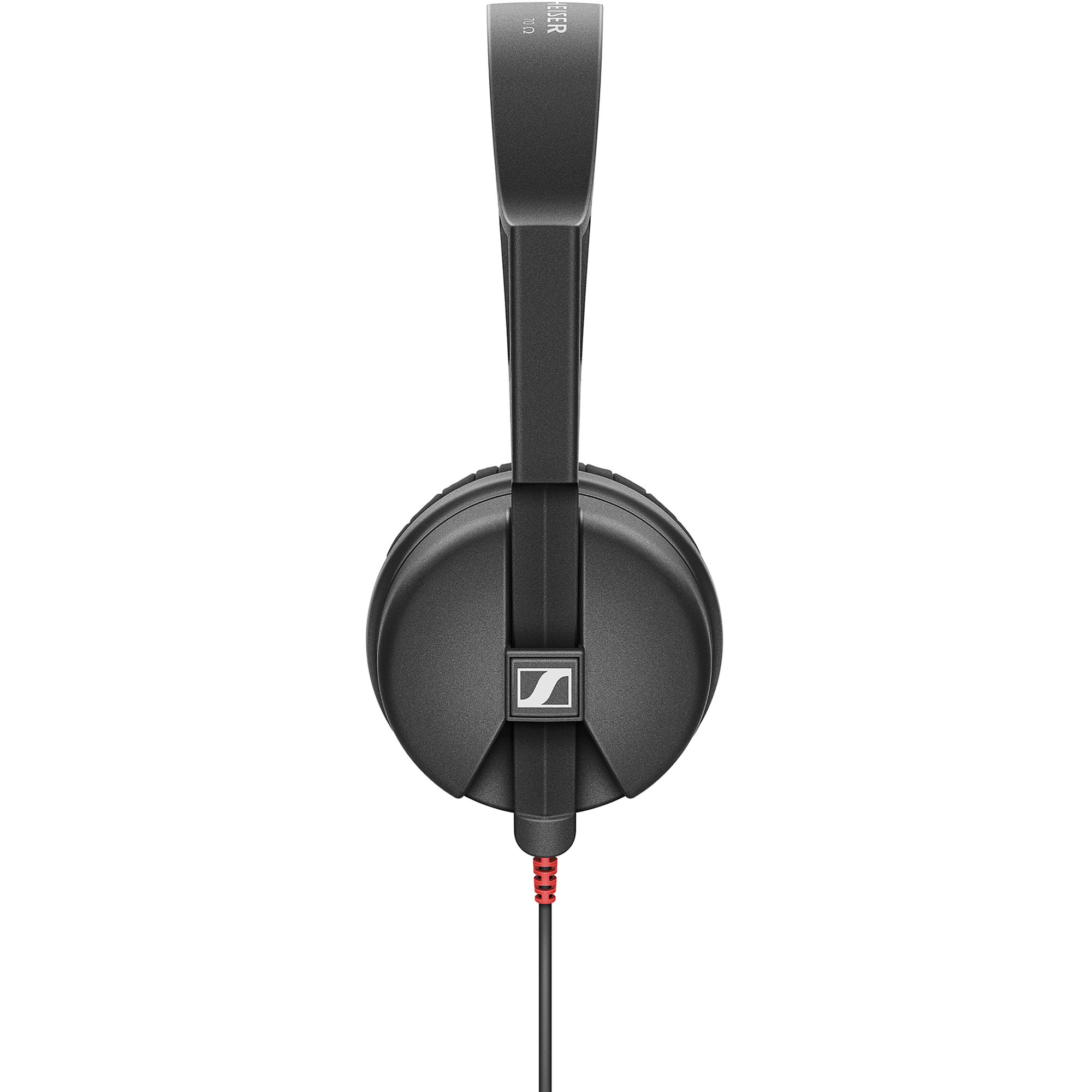 Schwarze On-Ear-Kopfhörer mit weißem Markenlogo auf dem rechten Hörer und angeschlossenem roten Kabel auf weißem Grund.