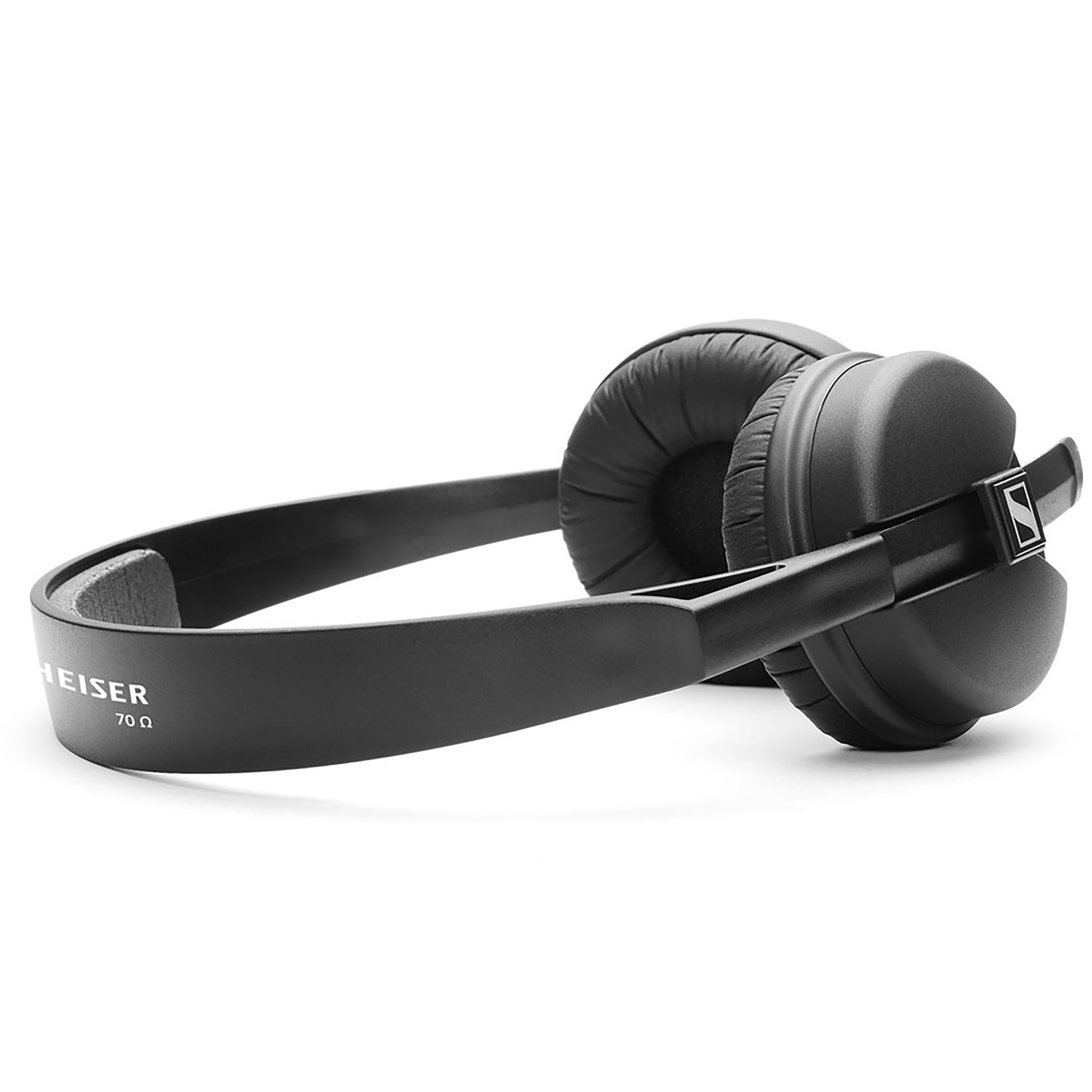 Schwarze On-Ear-Kopfhörer mit gepolsterten Ohrmuscheln und weißer Markierung auf weißem Hintergrund.