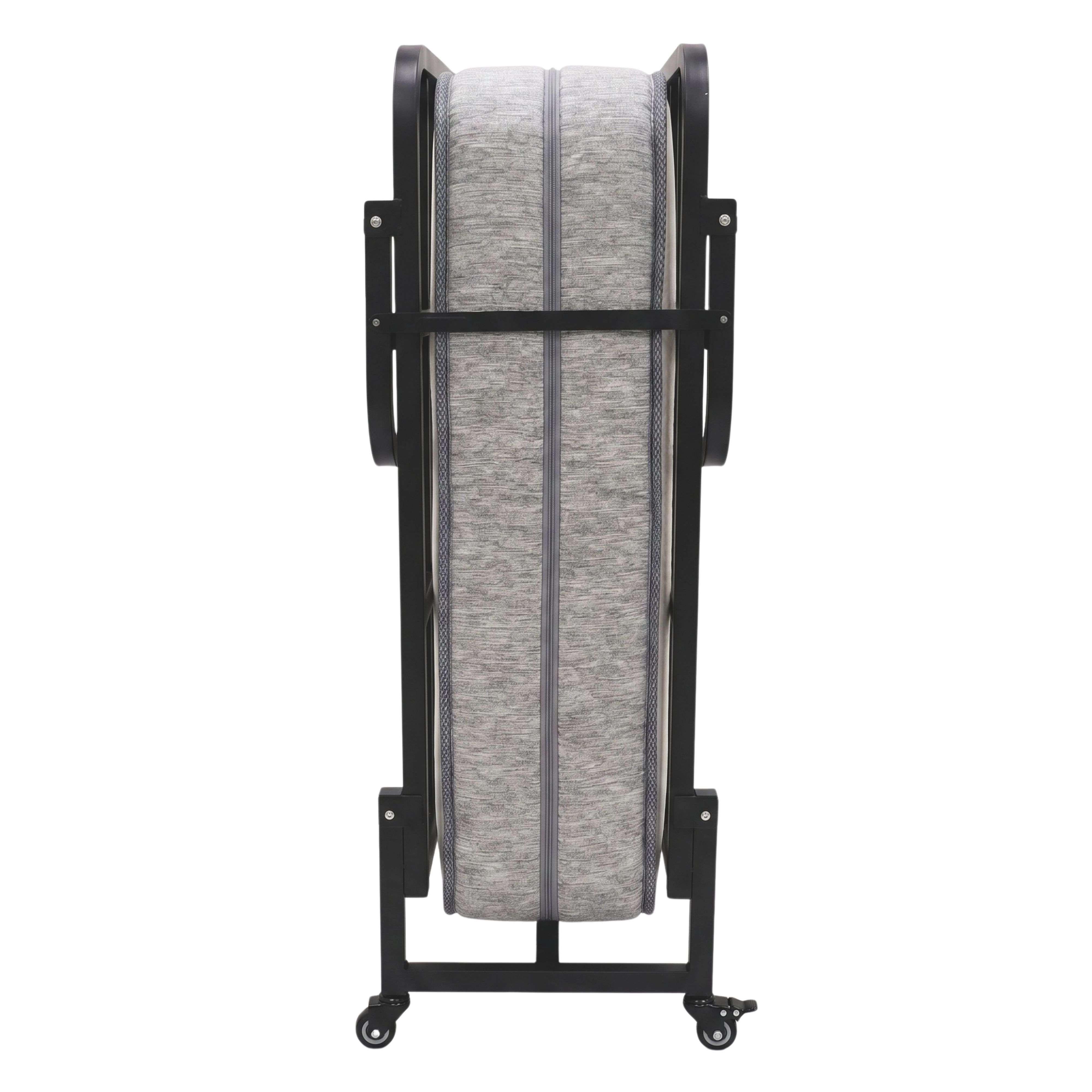 Una cama plegable gris con estructura metálica negra y ruedas sobre fondo blanco.