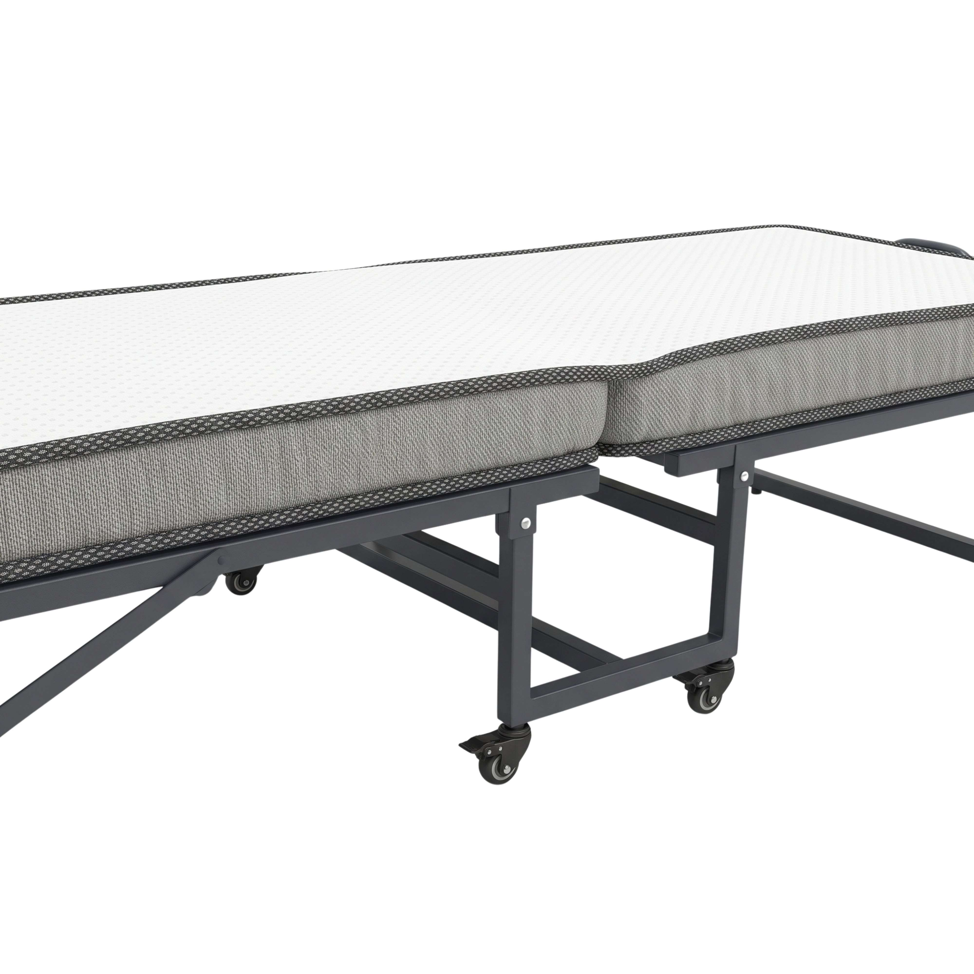 Una cama plegable para invitados con un colchón blanco y gris en un marco de metal negro con ruedas.