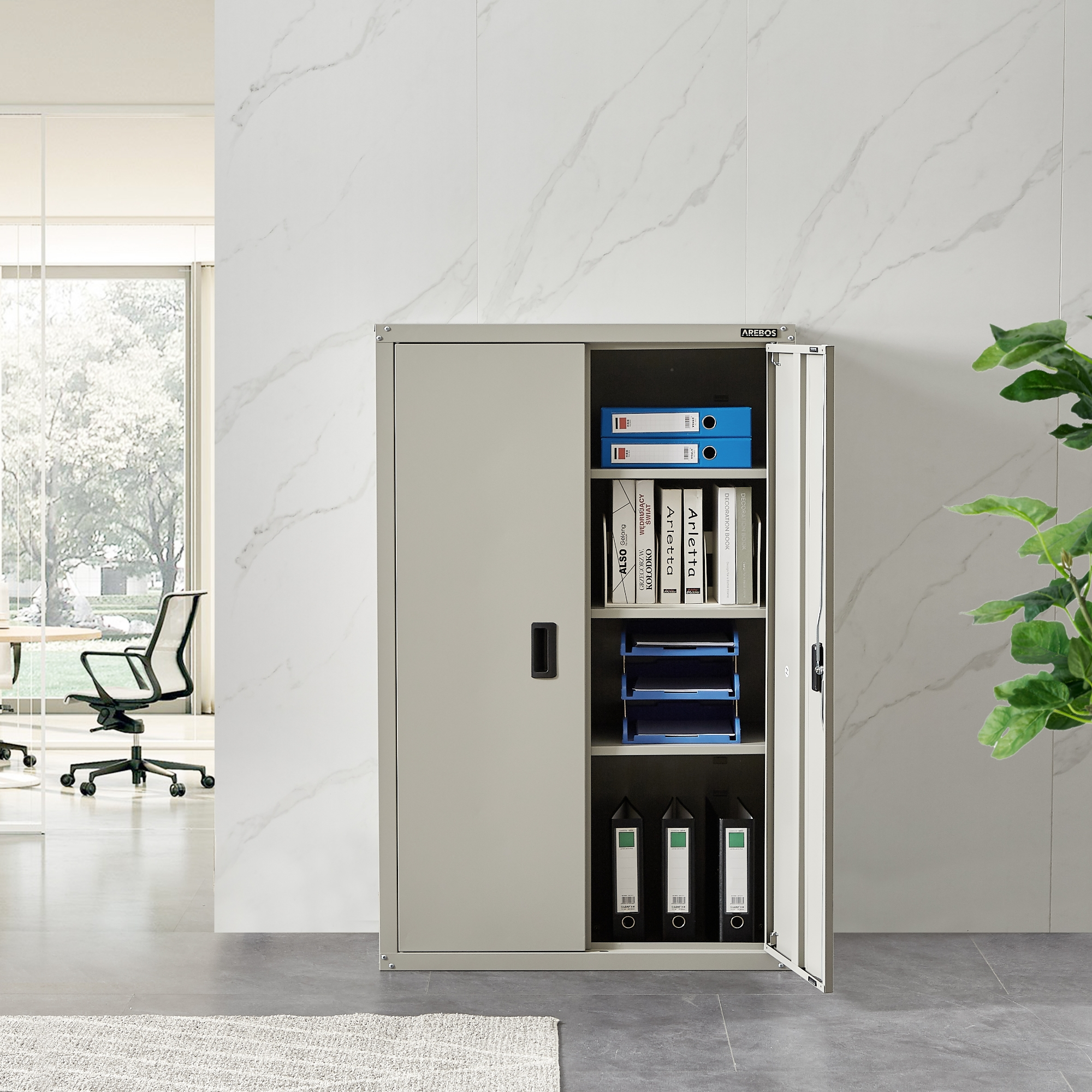 Grauer Aktenschrank mit geöffneter Tür, gefüllt mit blauen Ordnern und Unterlagen.
