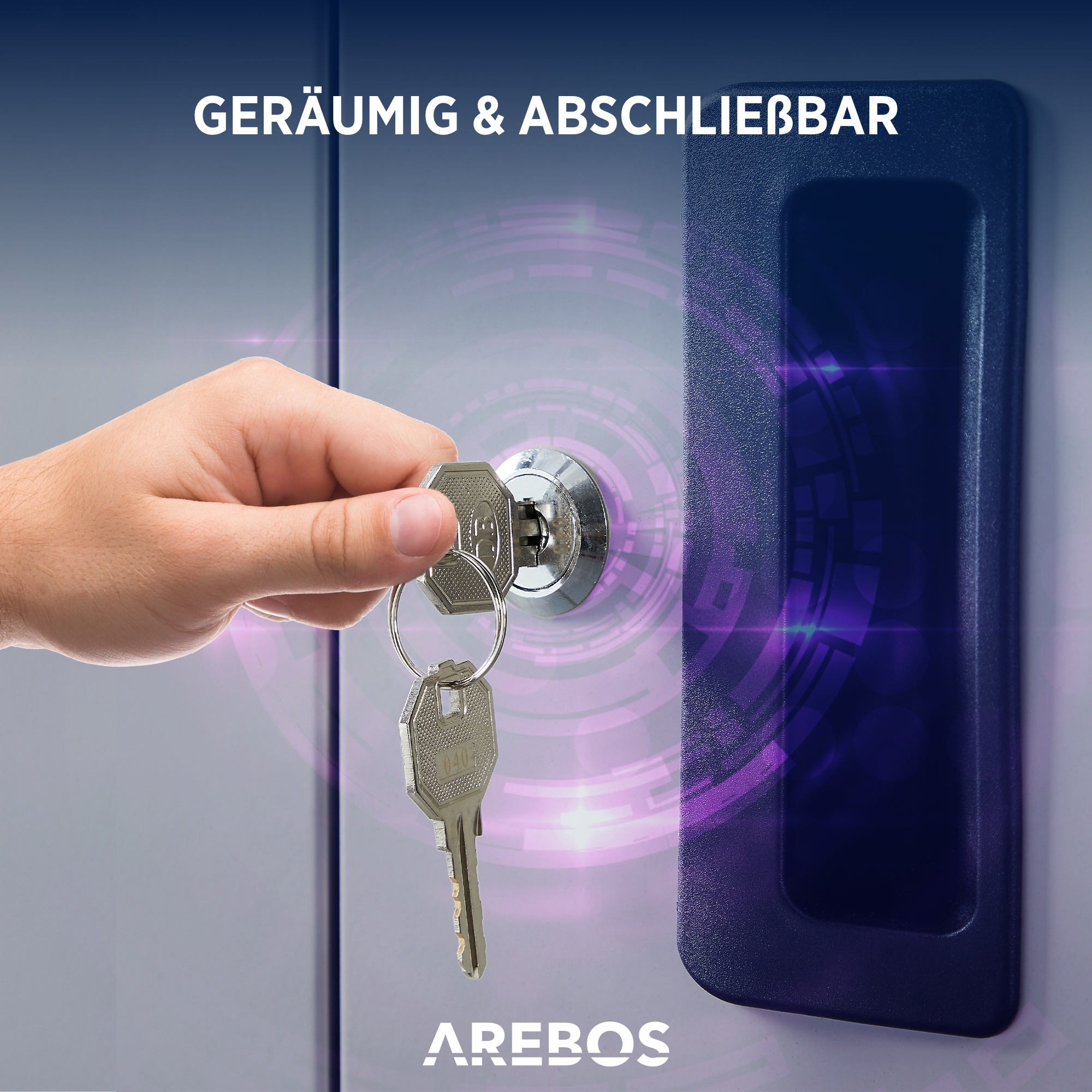 Hand schließt einen grauen Metallspind mit einem Schlüssel auf.