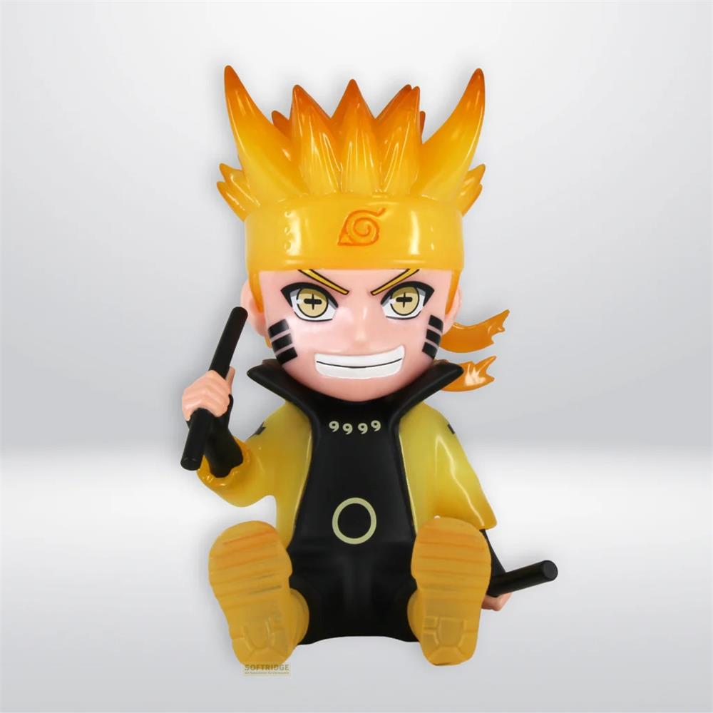 Una figura de vinilo de Naruto Uzumaki en Modo Sabio de los Seis Caminos, sentado y sosteniendo dos varas negras.