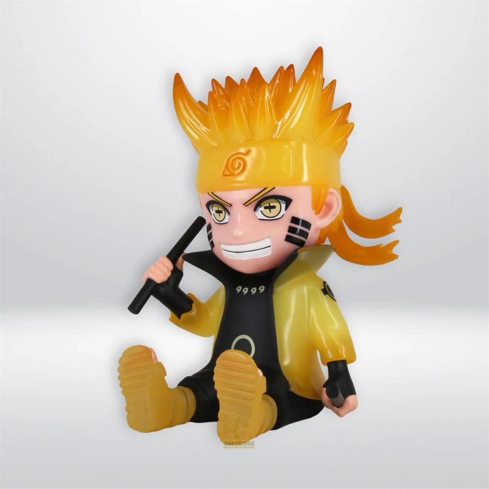 Una figura de vinilo de Naruto con cabello amarillo puntiagudo, traje negro y amarillo, sentado contra un fondo blanco.