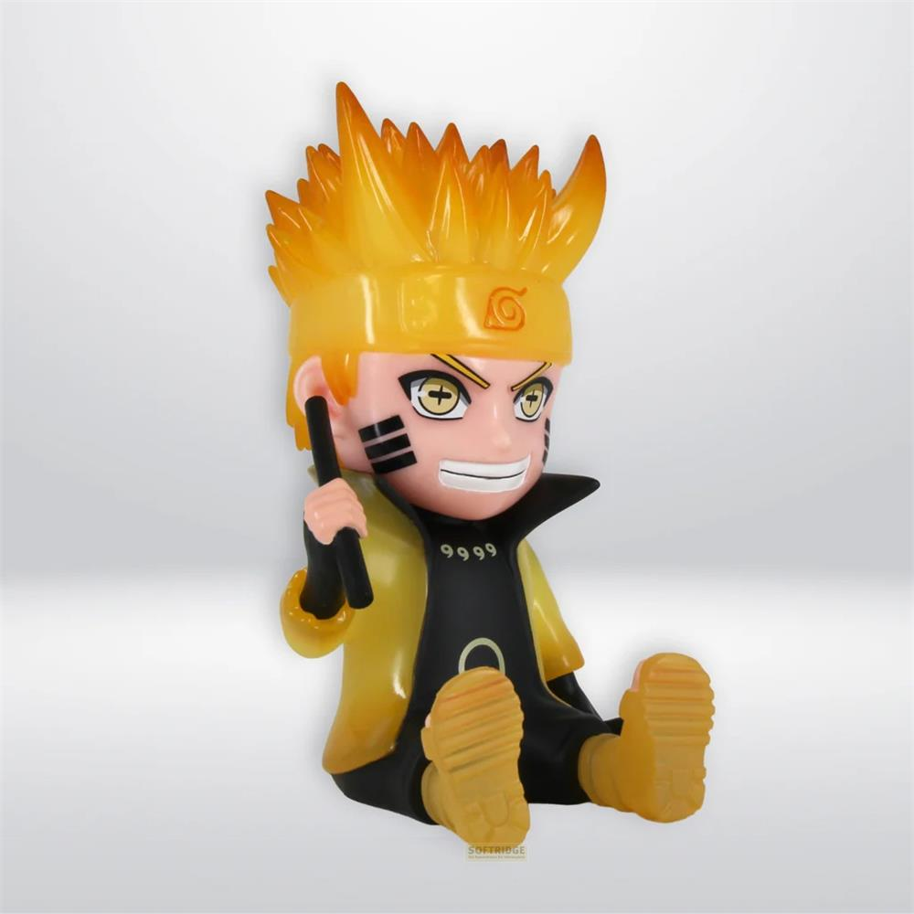 Una figura de vinilo de Naruto en Modo Sabio de los Seis Caminos, sentado con cabello puntiagudo amarillo y sosteniendo un bastón negro.