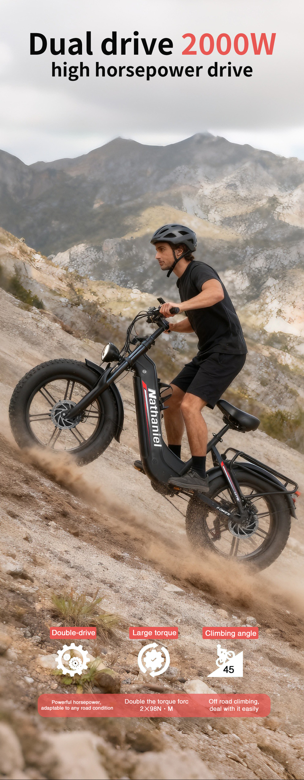 Un uomo con casco guida una e-bike nera in salita su un sentiero polveroso con montagne sullo sfondo.