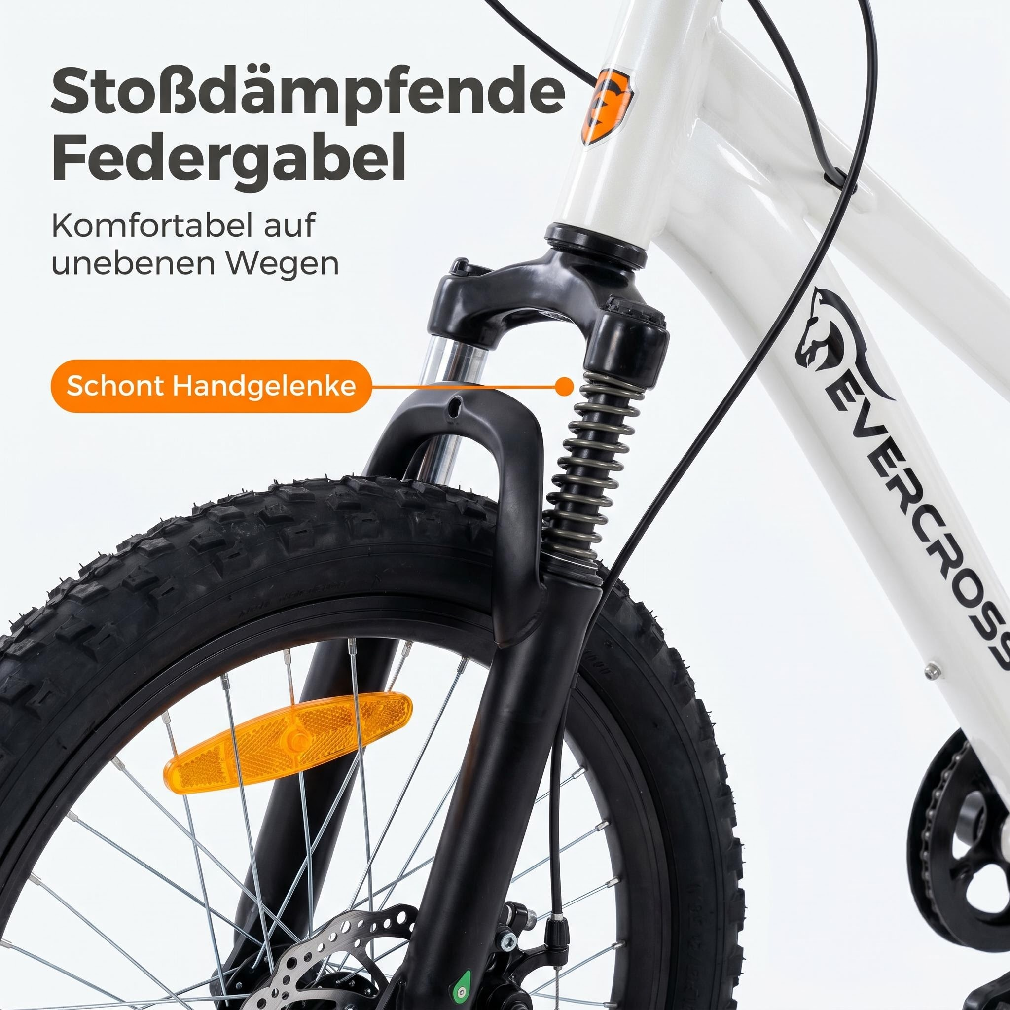 Nahaufnahme der schwarzen Federgabel und des Vorderrads eines weißen Evercross-Fahrrads.