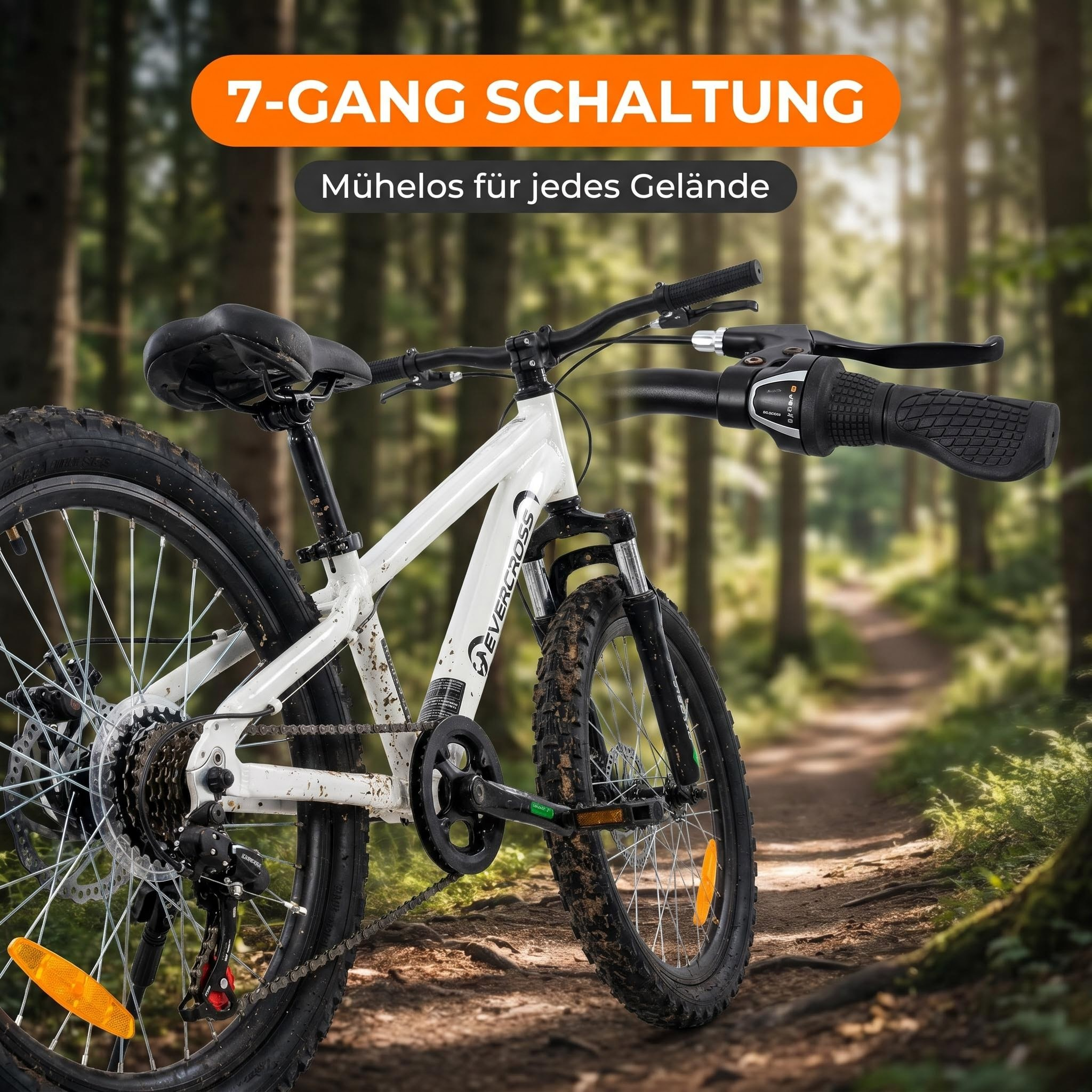 Weißes Mountainbike auf einem Waldweg mit Text über 7-Gang-Schaltung.