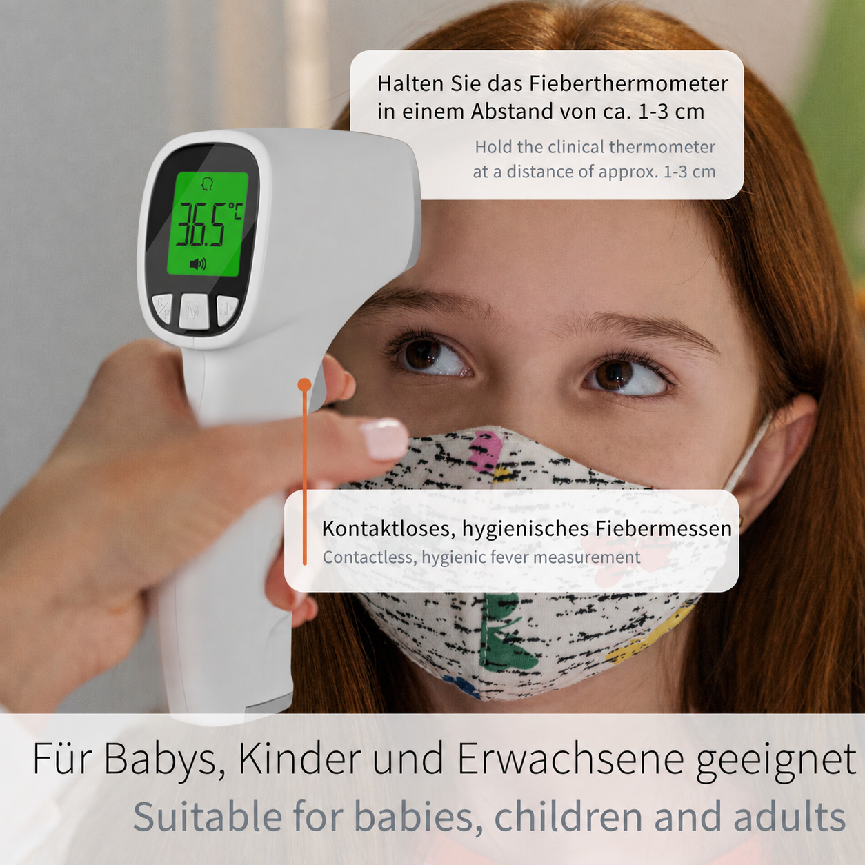 Ein Infrarot-Fieberthermometer misst kontaktlos die Temperatur eines Kindes mit Maske.
