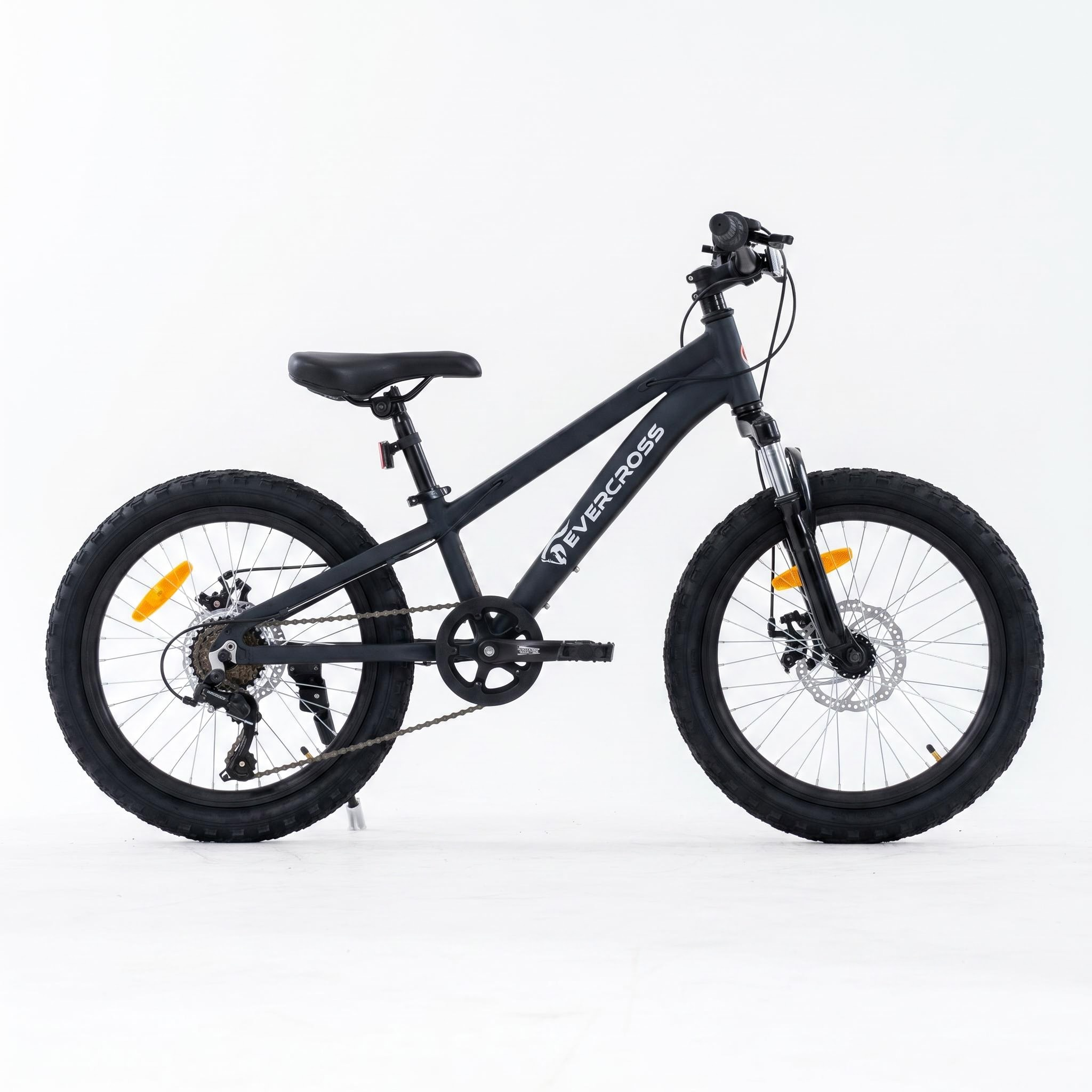 Schwarzes Evercross-Kinderfahrrad mit Scheibenbremsen und Stollenreifen vor weißem Hintergrund.