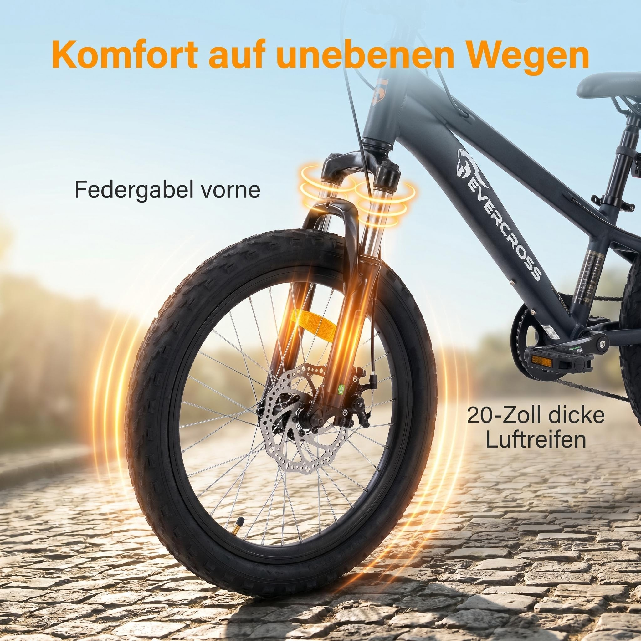 Ein Evercross-Fahrrad auf Kopfsteinpflaster zeigt die Vorderradfederung und dicke Reifen.