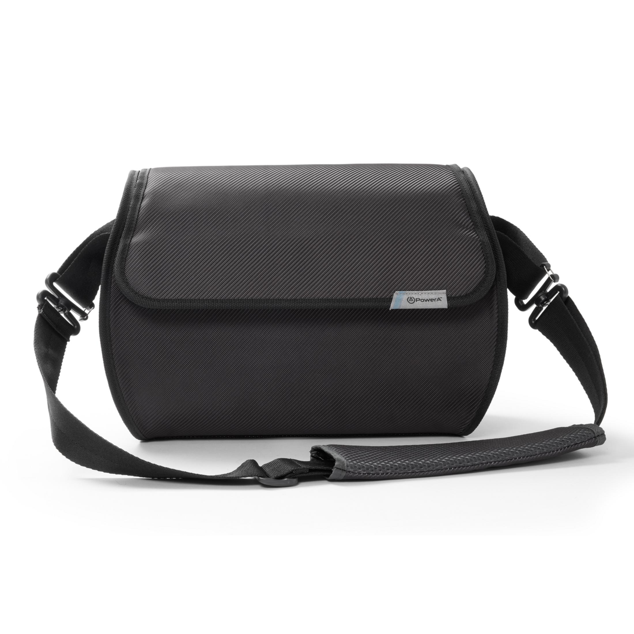 Una borsa a tracolla PowerA nera testurizzata con cinghia regolabile su sfondo bianco.