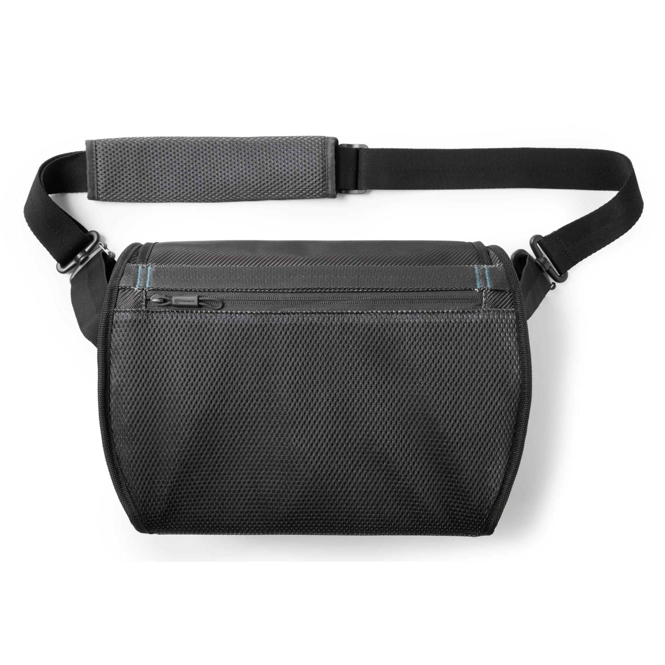 Una borsa a tracolla nera con cinghia regolabile e spallina imbottita su sfondo bianco.