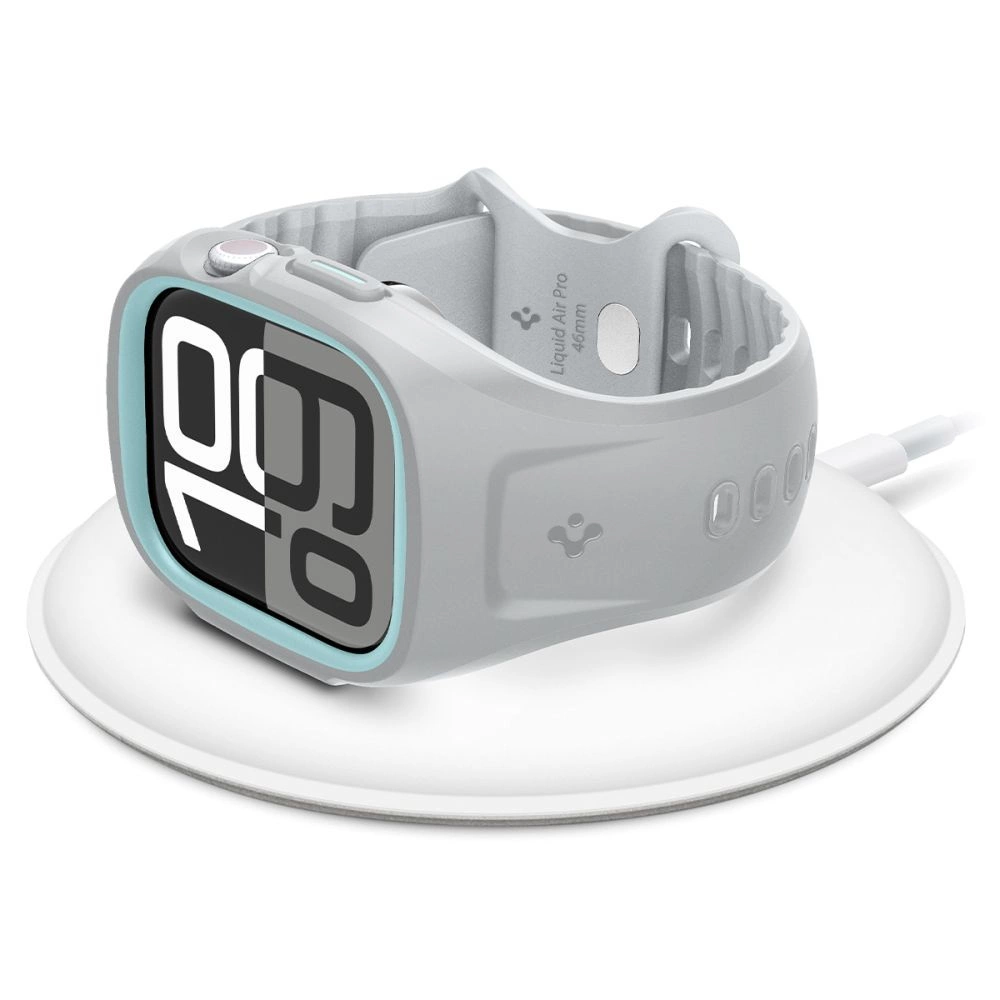 Uno smartwatch grigio con cinturino bianco poggia su una base di ricarica rotonda bianca su sfondo bianco.