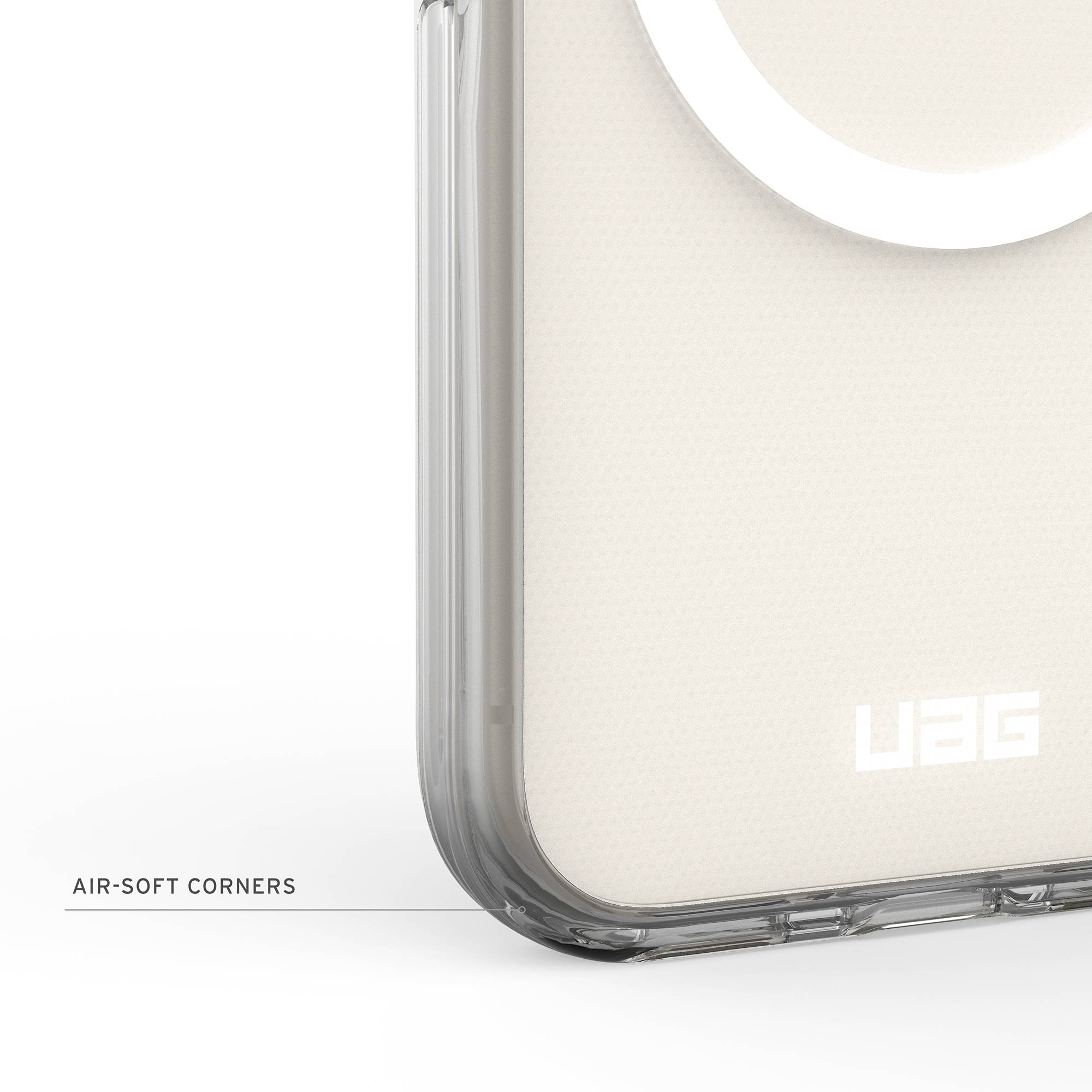 Nahaufnahme einer klaren Handyhülle mit UAG-Logo und der Aufschrift AIR-SOFT CORNERS an der Ecke.
