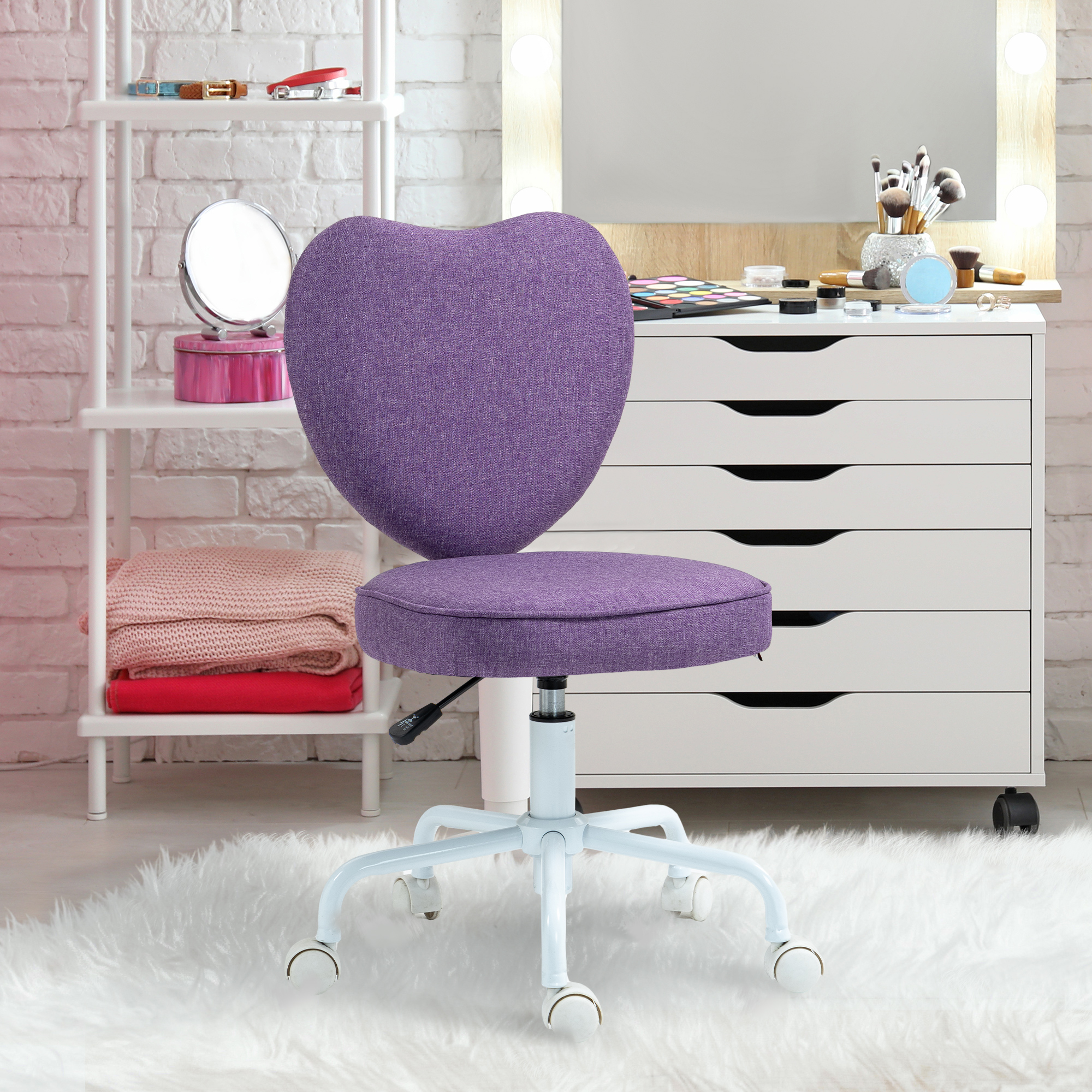 Una sedia girevole viola a forma di cuore in una stanza luminosa con scrivania bianca e tappeto.