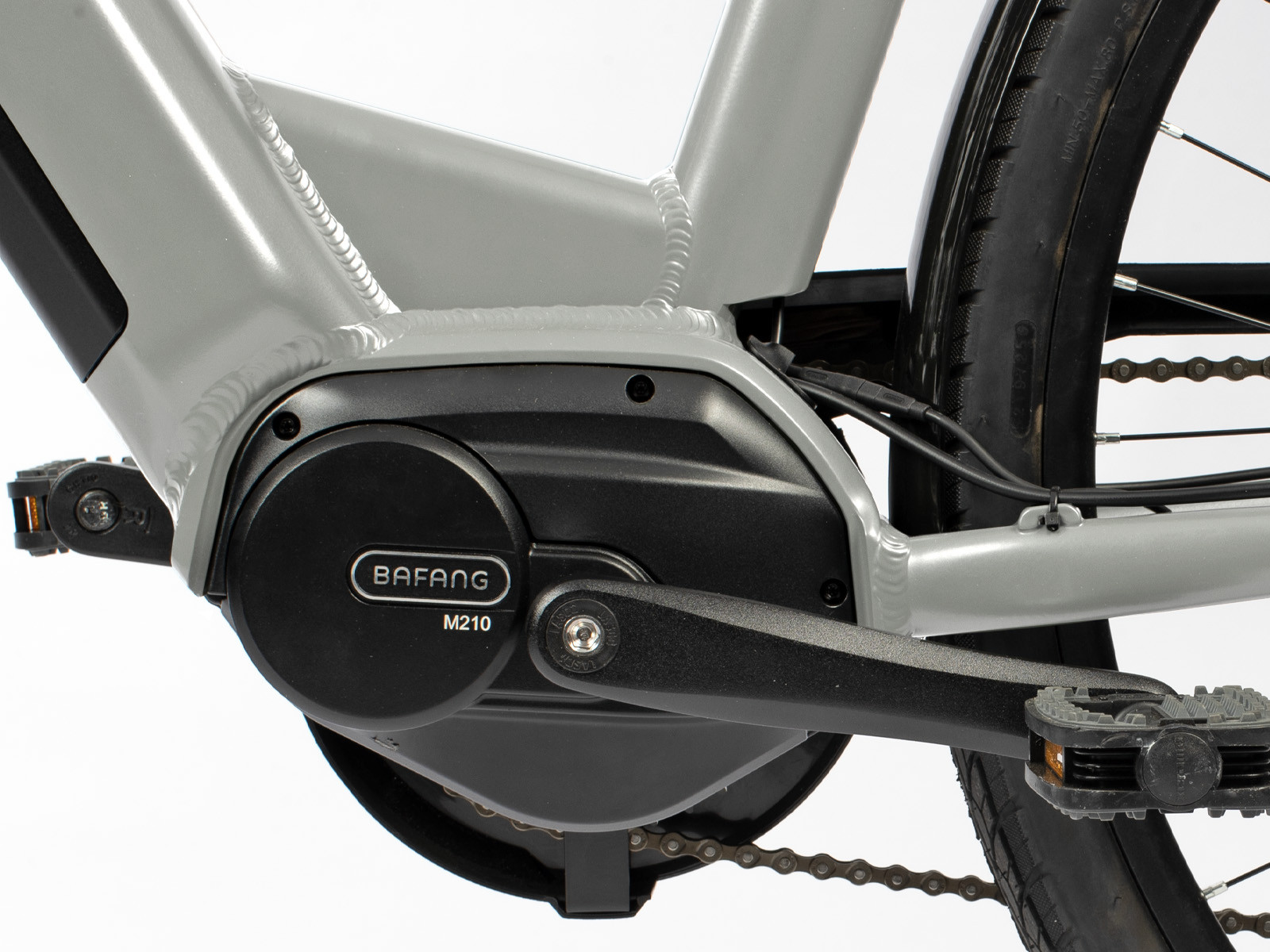 Grauer E-Bike-Rahmen mit Bafang M210 Mittelmotor, Kurbel und Pedal.
