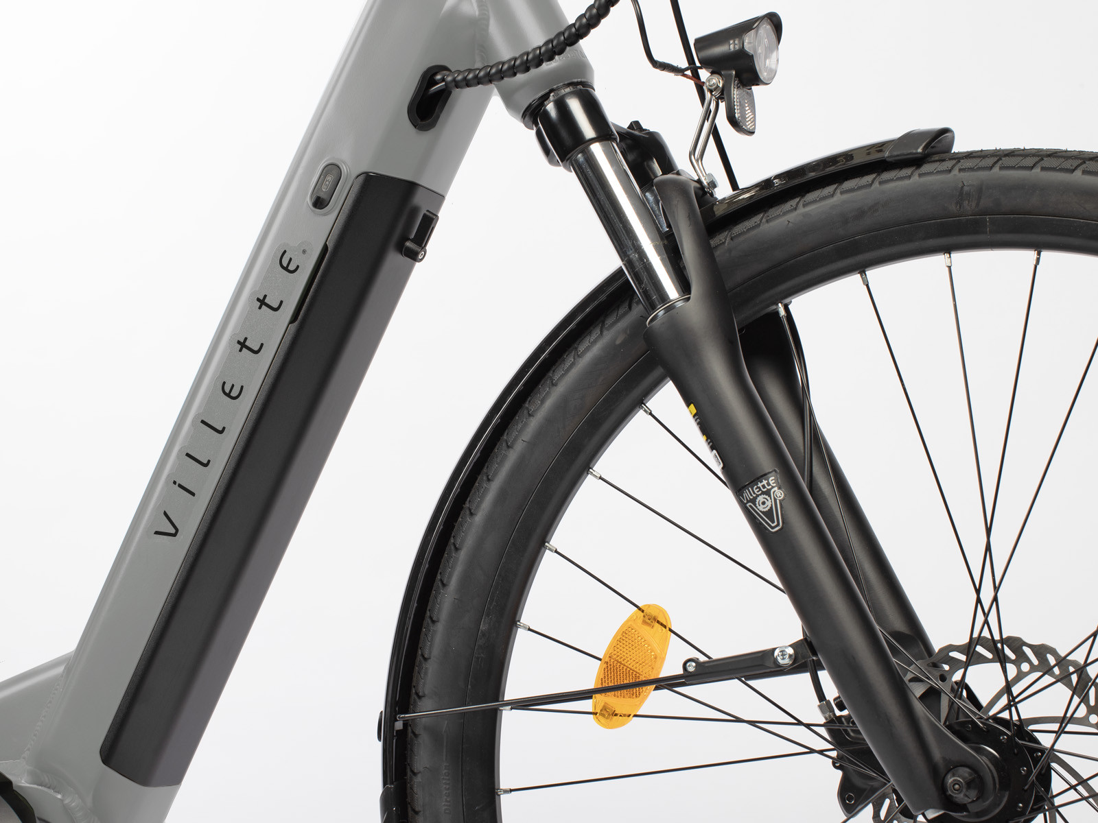 Nahaufnahme eines grauen Villette E-Bikes mit Frontgabel und Vorderrad.