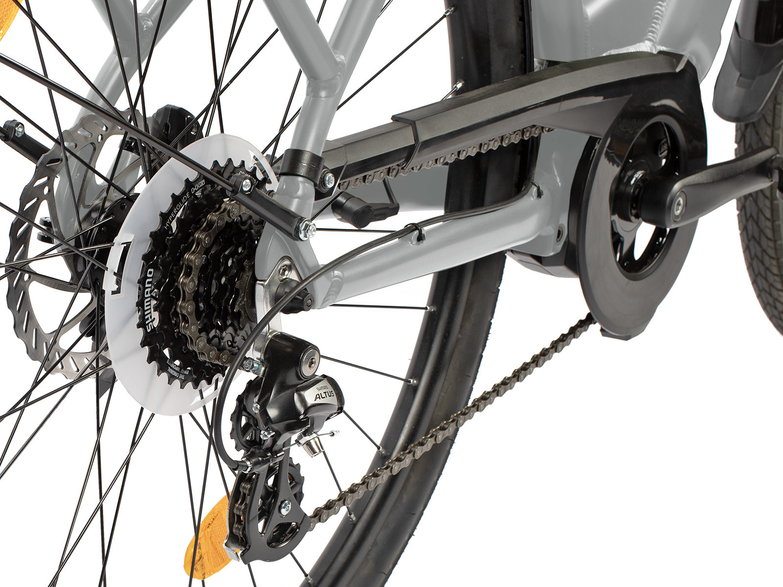 Nahaufnahme der grauen Fahrradkette, Gangschaltung und des Hinterrads mit Scheibenbremse.