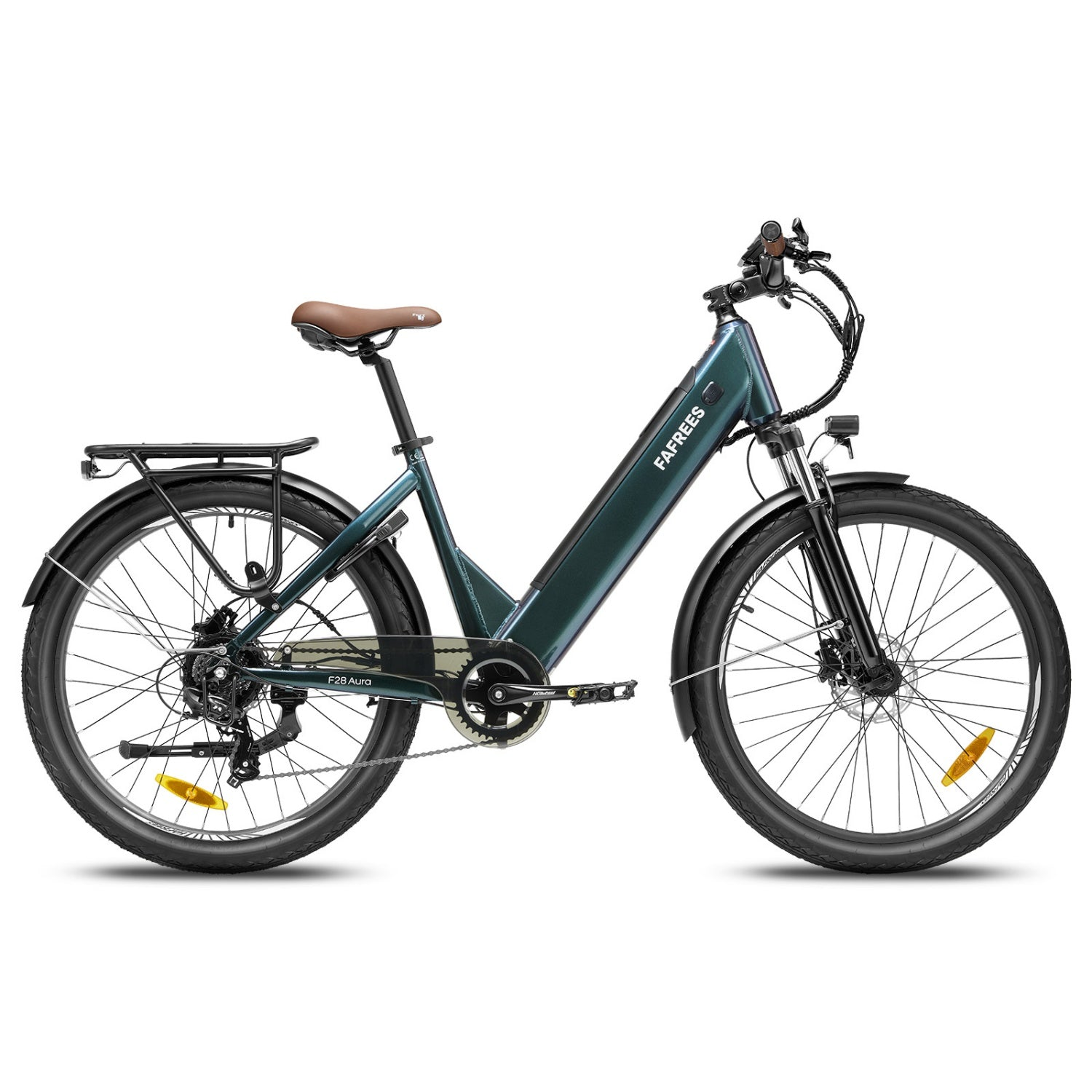 Ein dunkelgrünes E-City-Bike mit tiefem Einstieg, braunem Sattel, Gepäckträger, Schutzblechen und Scheibenbremsen.