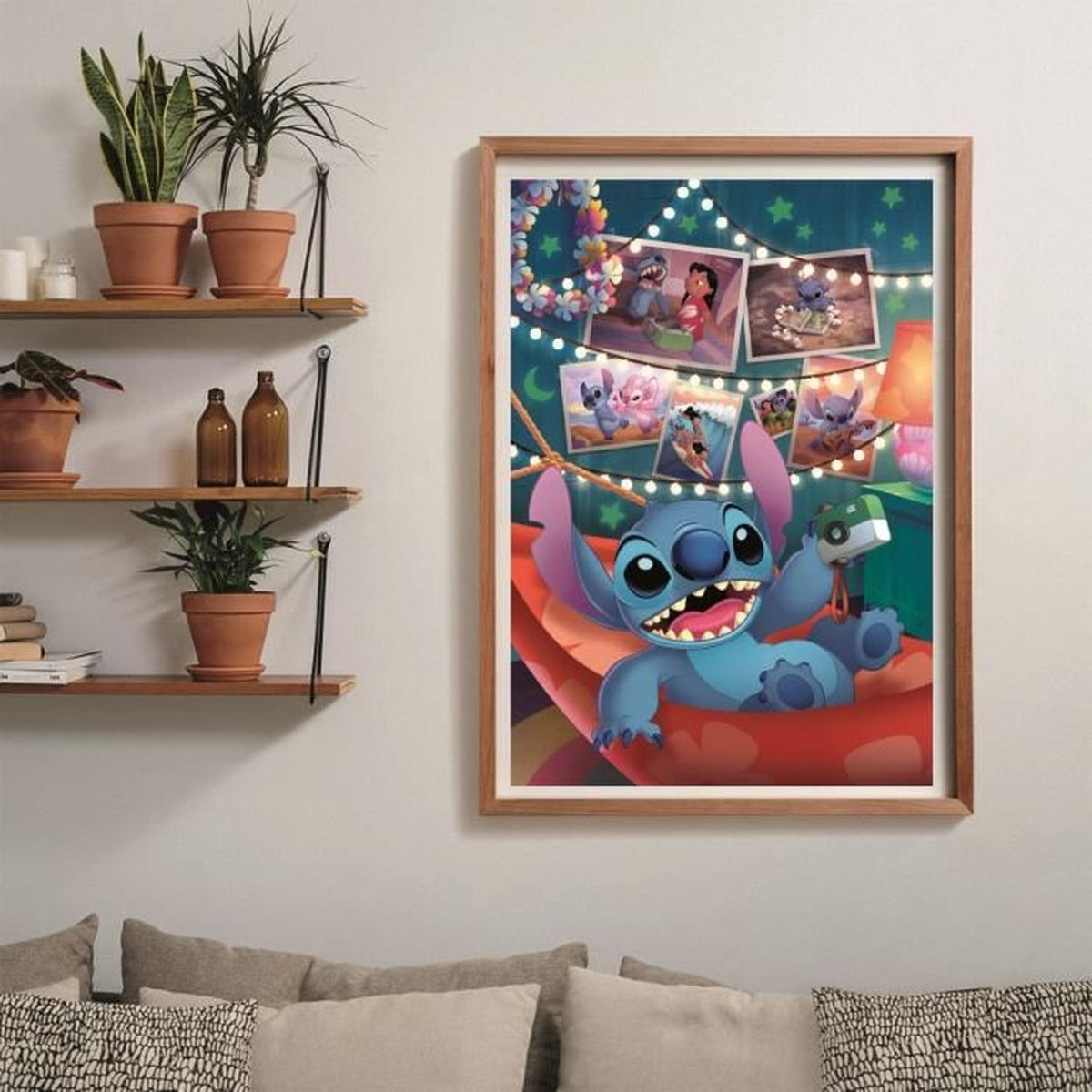 Gerahmtes Stitch-Poster an einer Wand, links davon Regale mit Pflanzen.