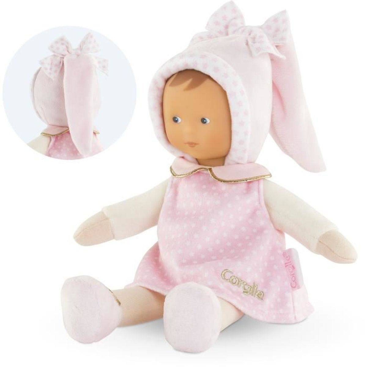 Eine Plüschpuppe in rosa Kleidung mit Hasenohrenmütze sitzt, ein kleines Inlay zeigt die Rückseite.