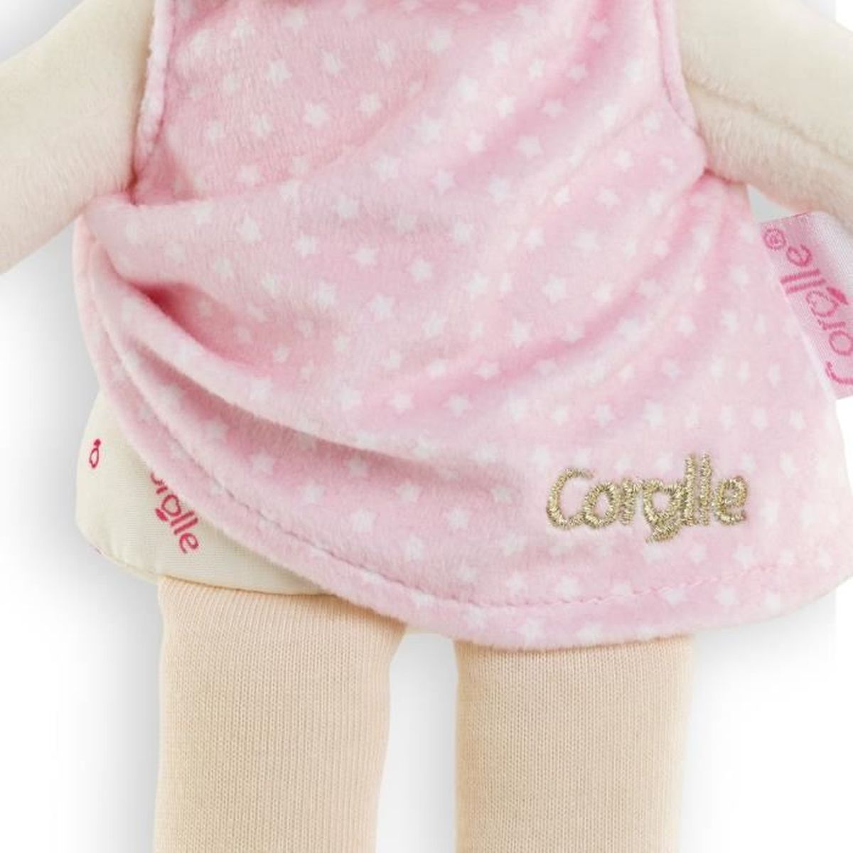 Nahaufnahme einer Plüschpuppe in einem rosa Kleid mit weißen Sternen.