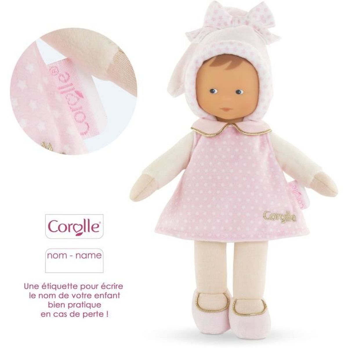 Eine weiche Stoffpuppe in Rosa mit weißem Kleid, passender Haube und Namensetikett auf weißem Hintergrund.