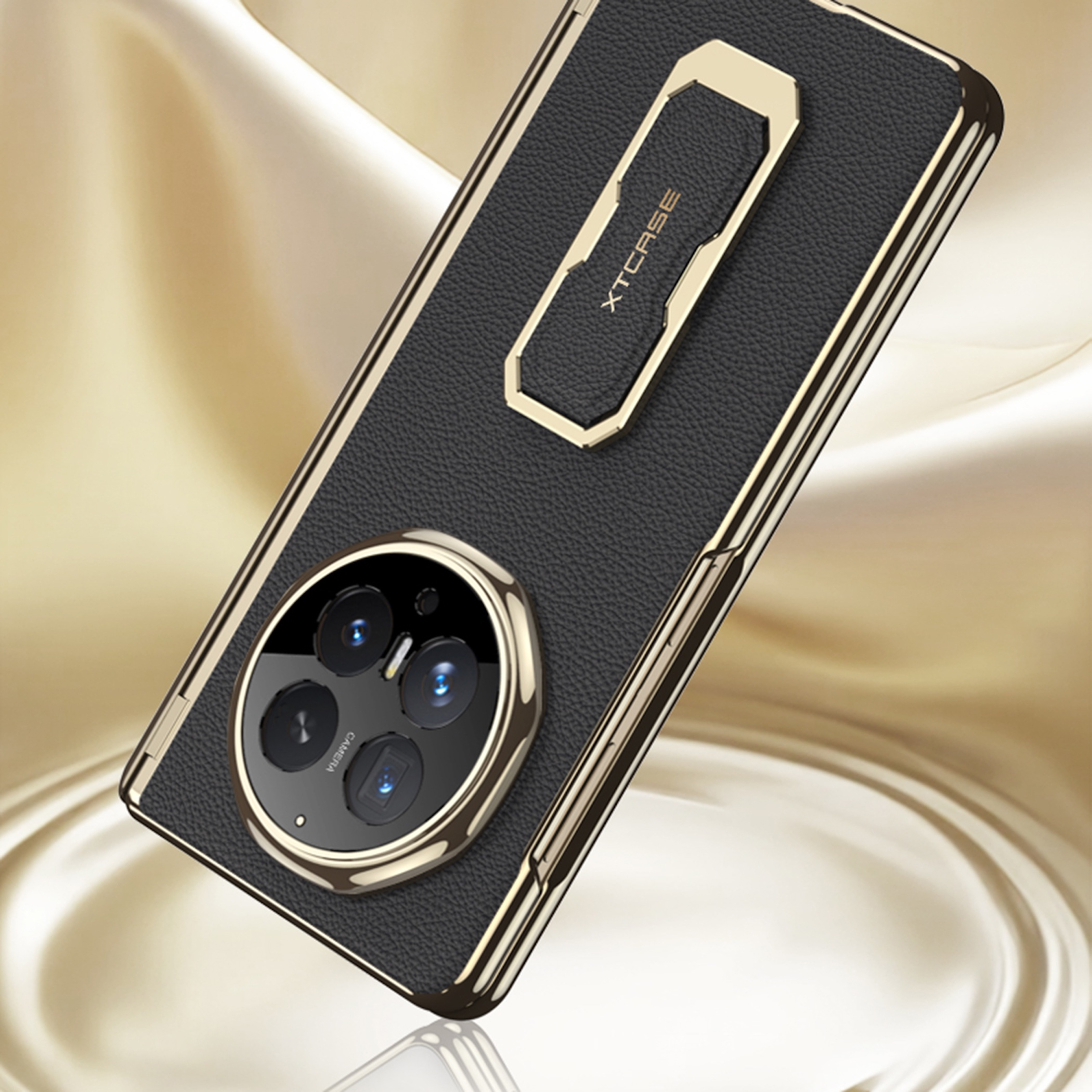 Ein schwarzes Smartphone mit Lederoptik und Goldrahmen auf einem glänzenden beigen Hintergrund.