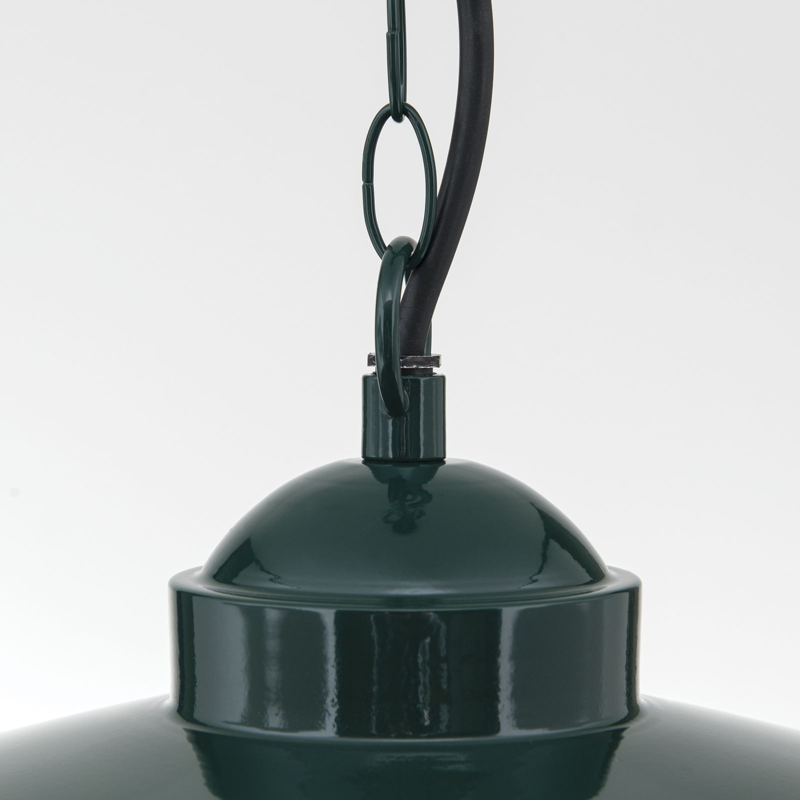 Glänzende dunkelgrüne Pendelleuchte mit passender Kette und Kabel vor schlichtem weißem Hintergrund.