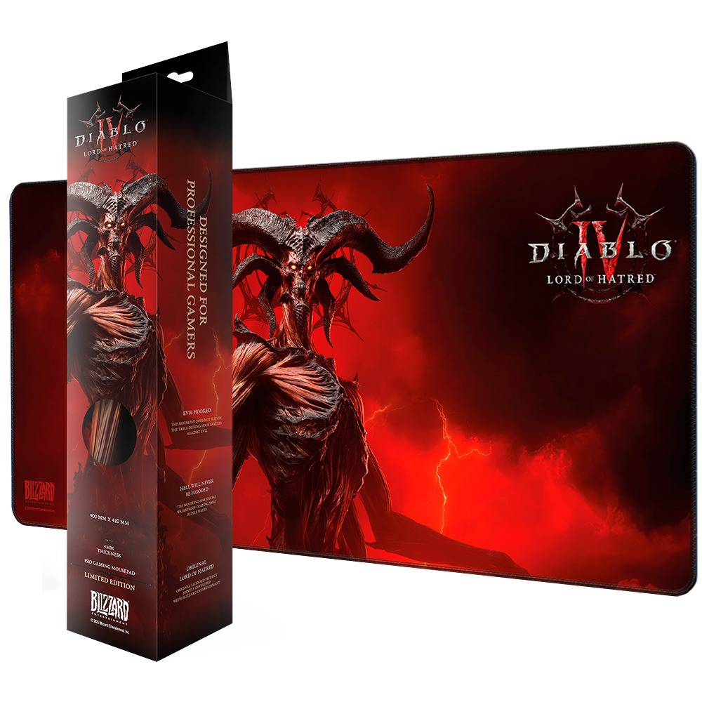 Ein Diablo IV Mauspad mit rotem Dämonen-Design steht neben seiner vertikalen Verpackung vor weißem Hintergrund.