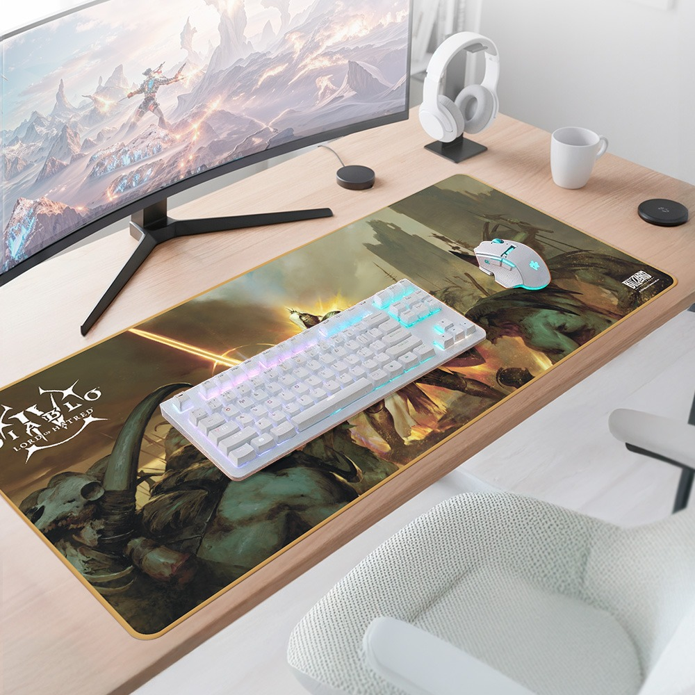 Ein Schreibtisch mit gebogenem Monitor, weißer Tastatur, Maus, Headset und großem Gaming-Mauspad.