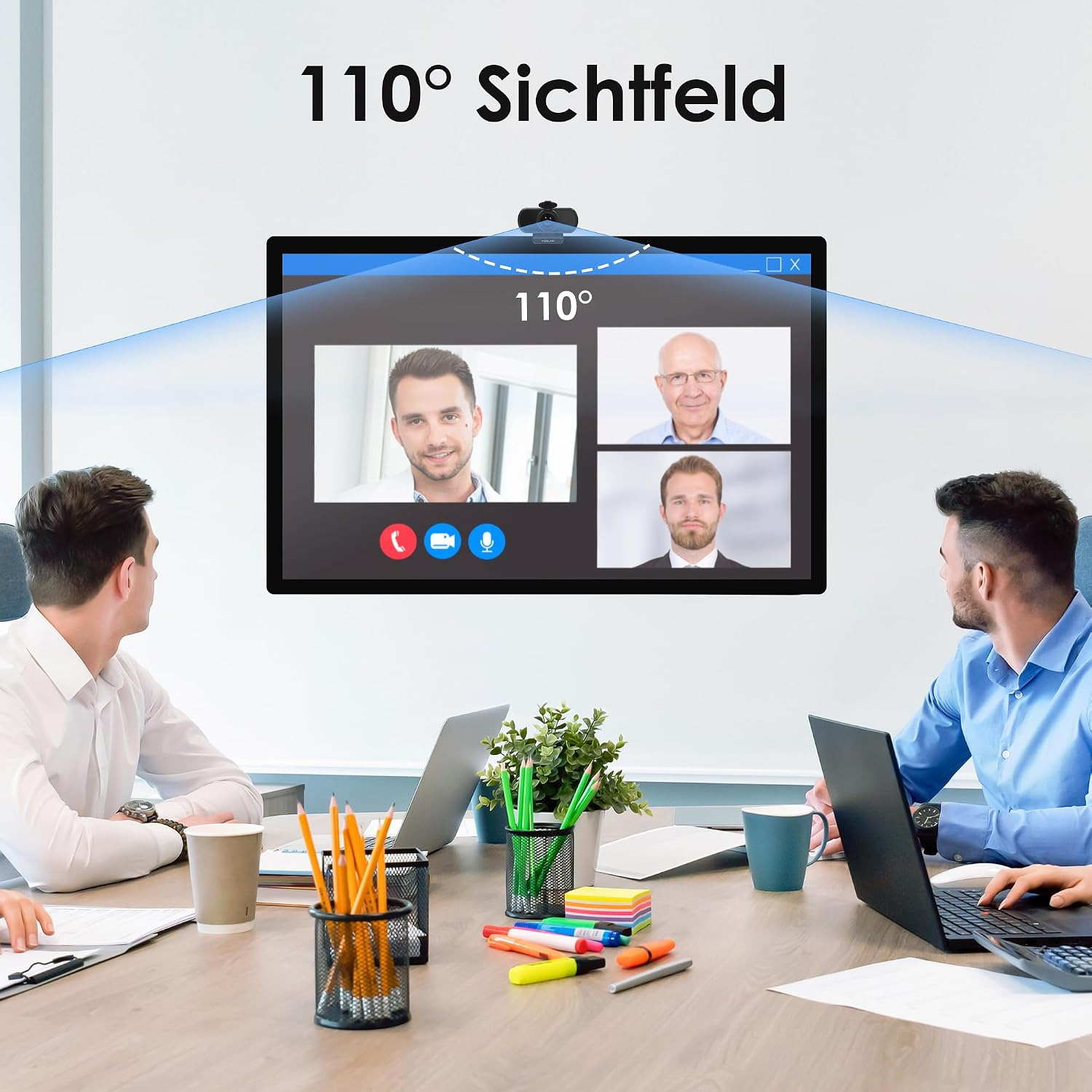 Zwei Männer in einem Meeting schauen auf ein Display mit Videoanruf, oben die Aufschrift 110 Grad Sichtfeld.